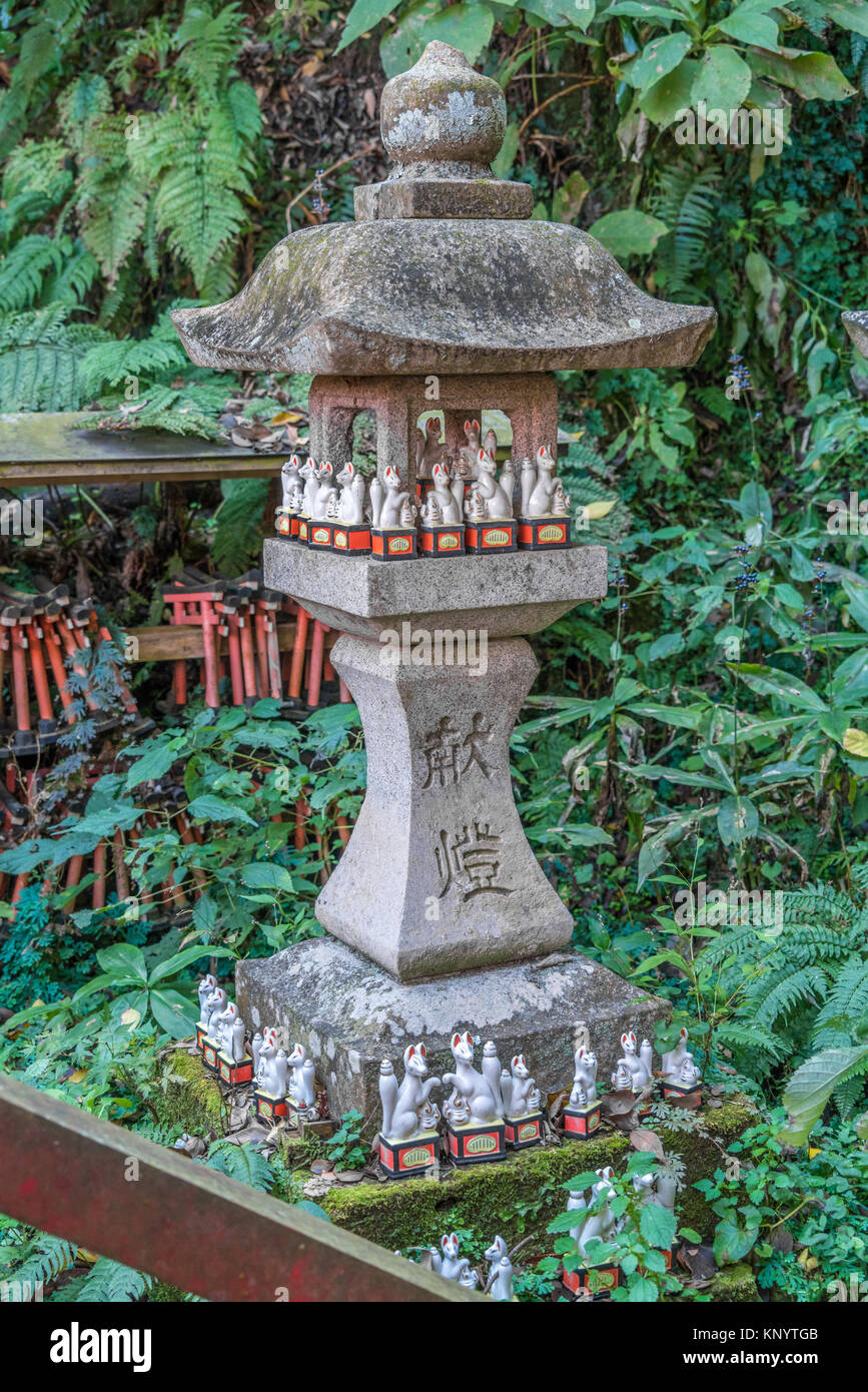 Sasuke Inari jinja Shinto Shrine, founded by Minamoto Yoritomo located near the Zeniarai Benzaiten Ugafuku Shrine, Kamakura, Japan Stock Photo