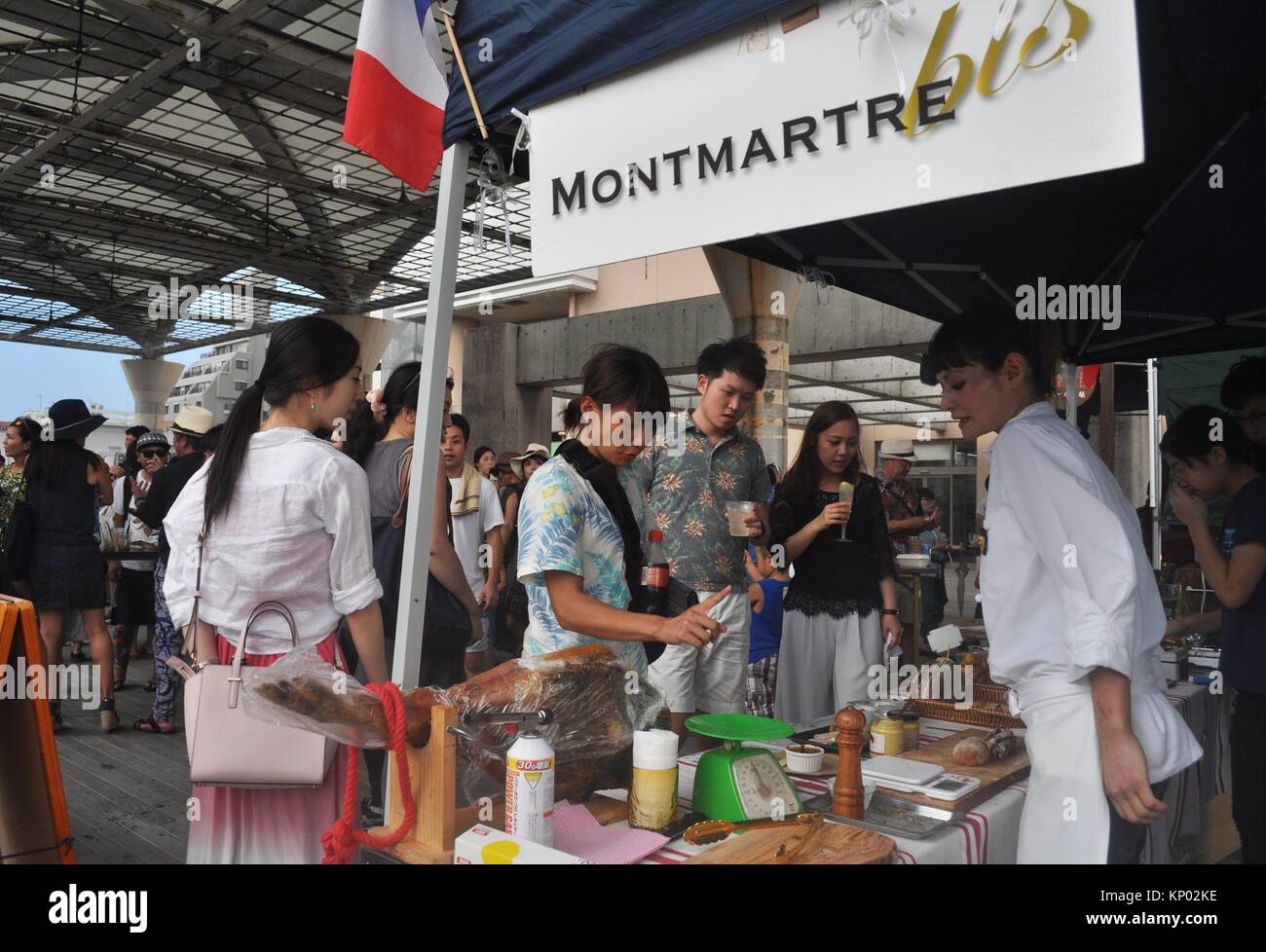 Naha, Okinawa, Japan: people at the Food Flea Market in Tomarin Stock Photo