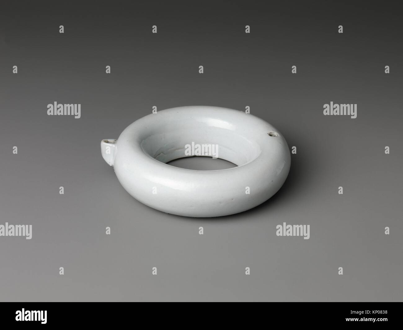 E Iz E E Eª I I I I I Period Joseon Dynasty 1392 1910 Date 19th Century Culture Korea Medium Porcelain Dimensions Diam 3 Stock Photo Alamy