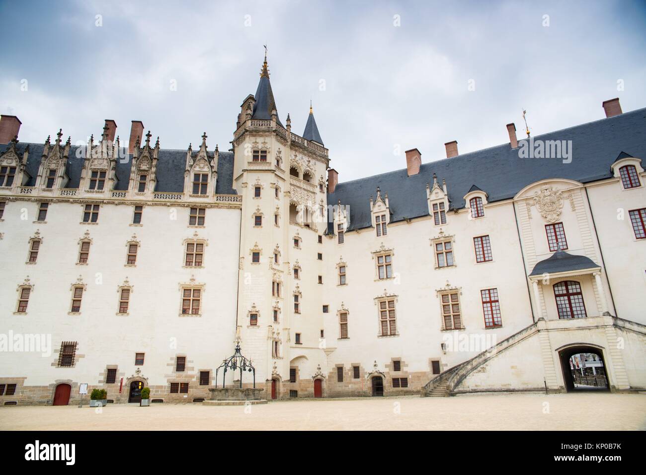 El castillo de los Duques de Bretaña es una antigua fortaleza medieval y palacio ducal situado en la ciudad de Nantes, en la región francesa de Stock Photo