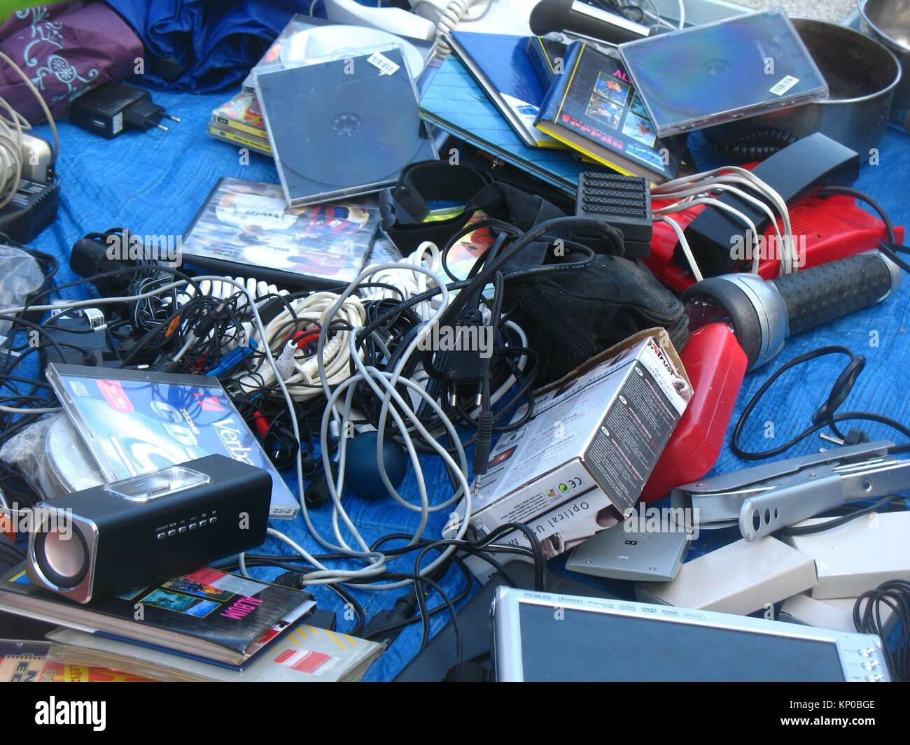 Second hand electronic market hi-res stock photography and images - Alamy