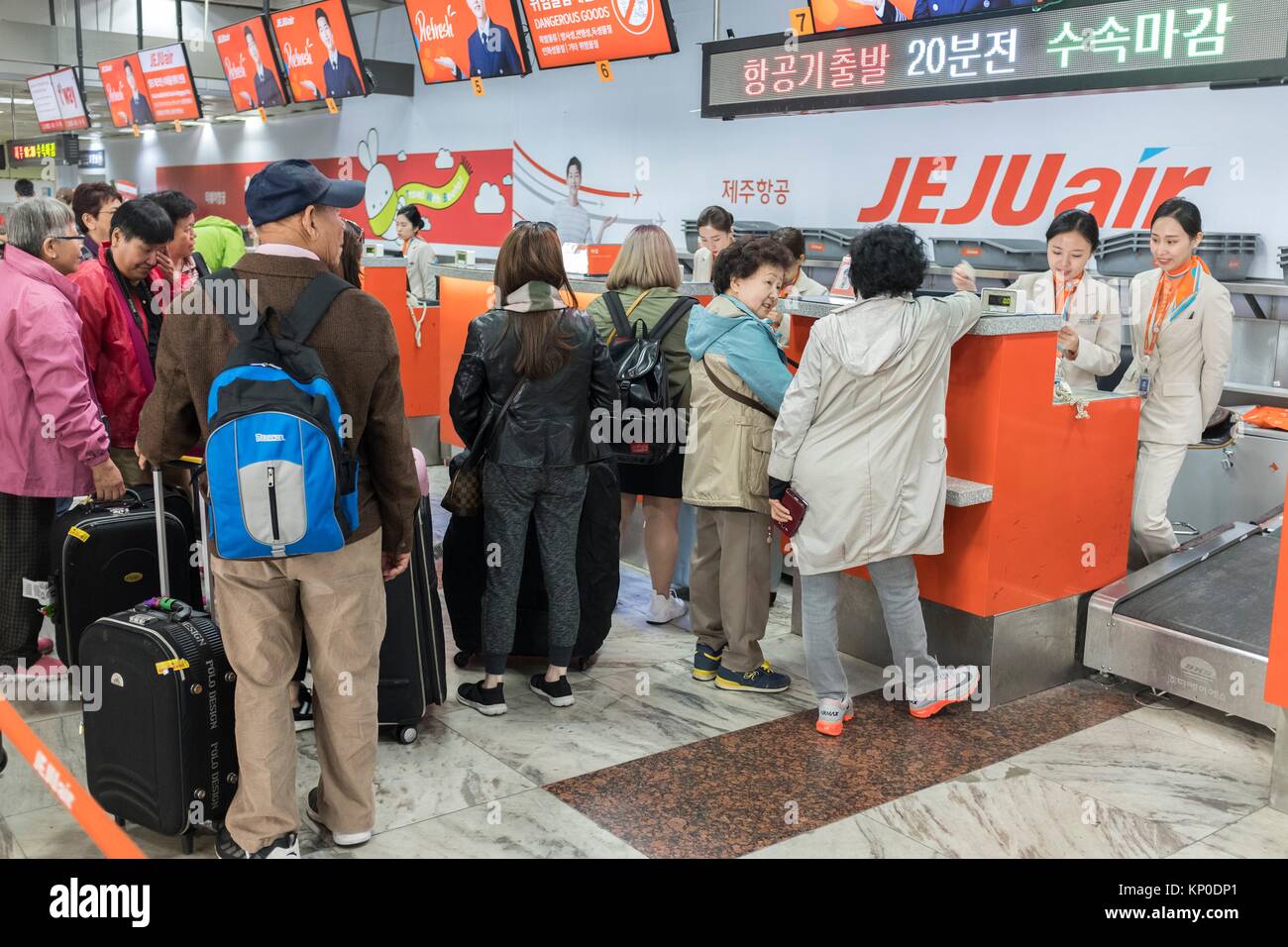 Airline check in counter hires stock photography and images Alamy