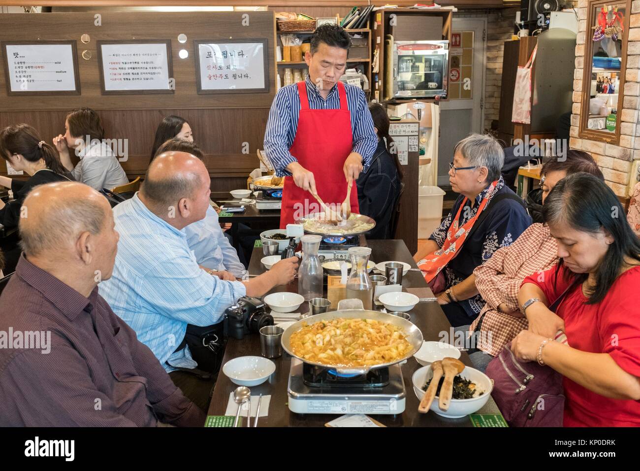 Korean chef serving meals to customers, Seoul, Korea Stock Photo Alamy