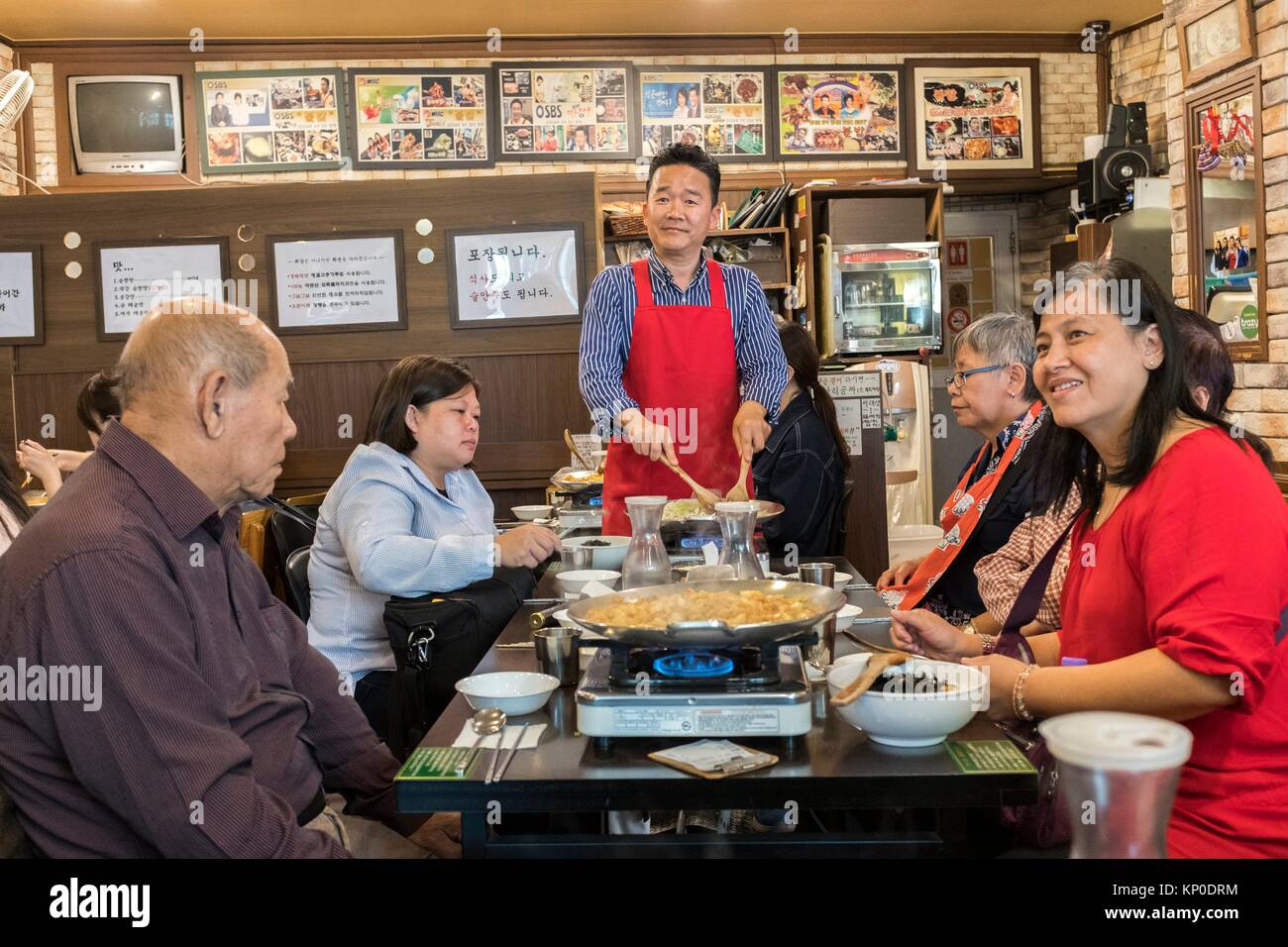 Korean chef serving meals to customers, Seoul, Korea Stock Photo Alamy