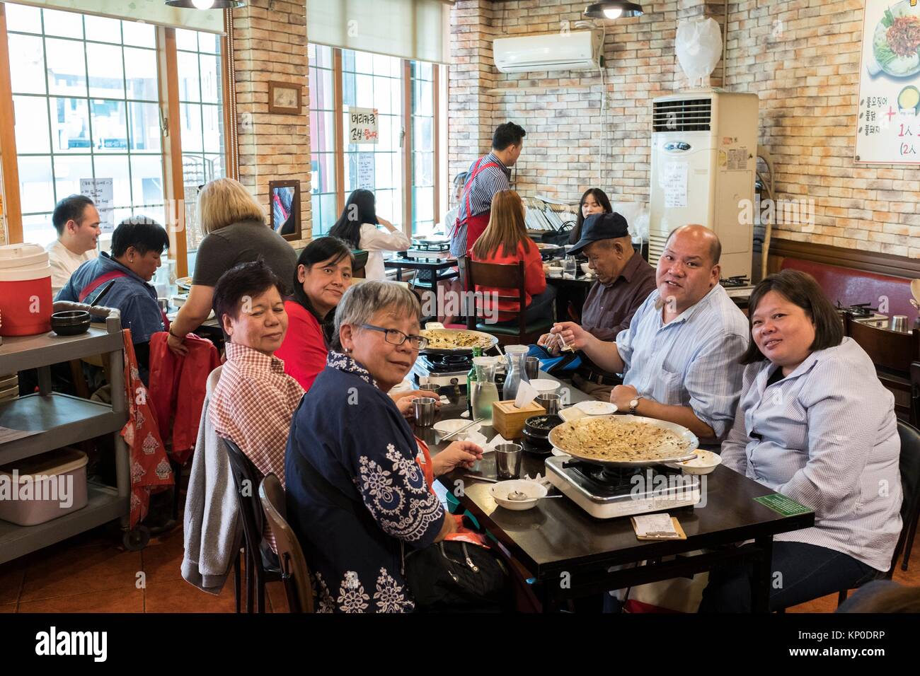 Korean chef serving meals to customers, Seoul, Korea Stock Photo Alamy