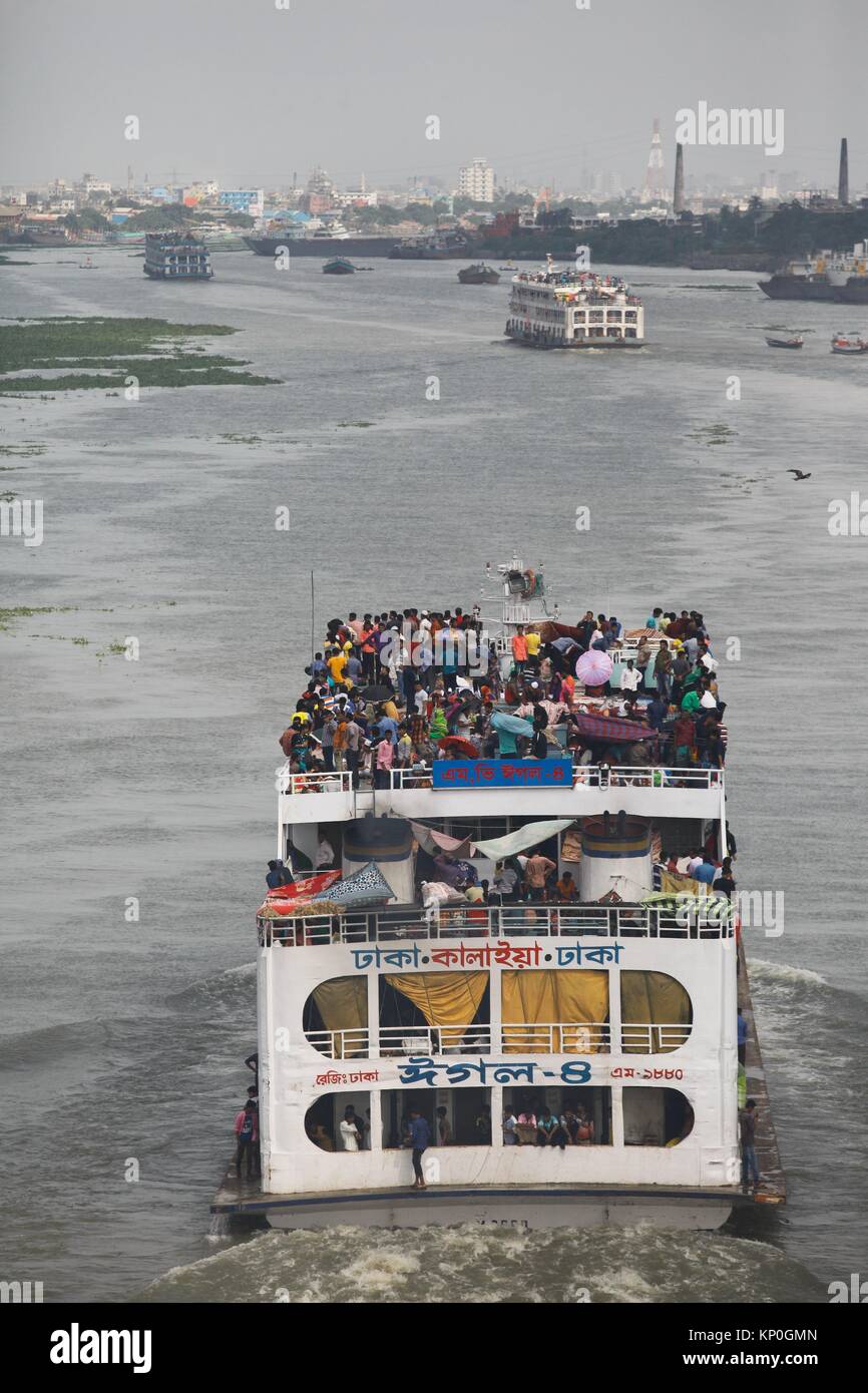 Dhaka, Bangladesh. Desperate Eid-ul- Fitr holidaymakers mount the rooftop of launch to reach their destination at Sadarghat launch terminal in Dhaka. Stock Photo
