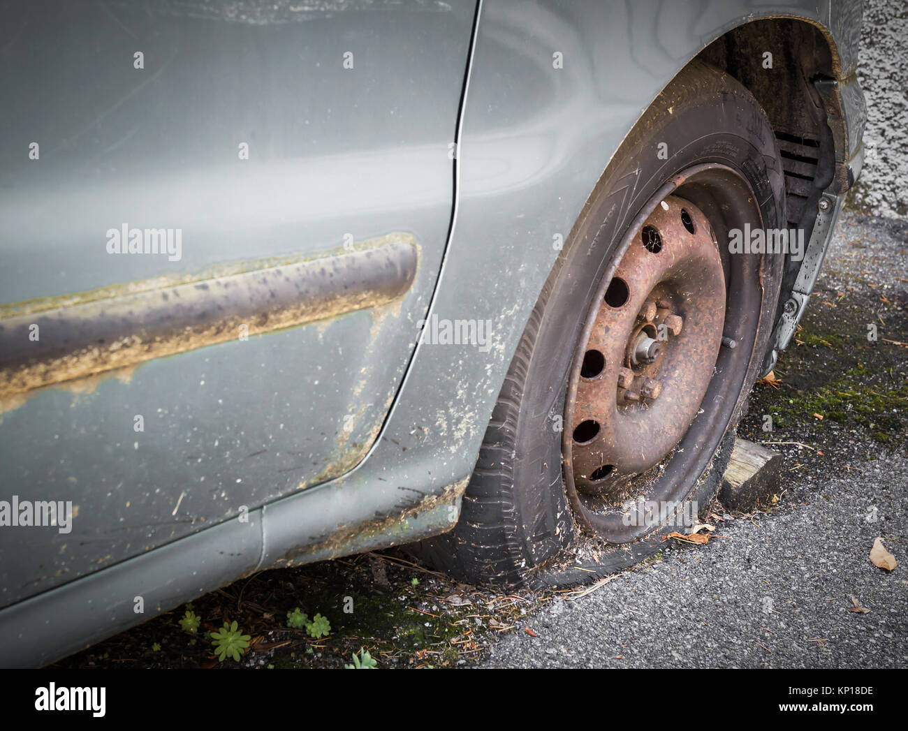 Car rim scrap hi-res stock photography and images - Alamy