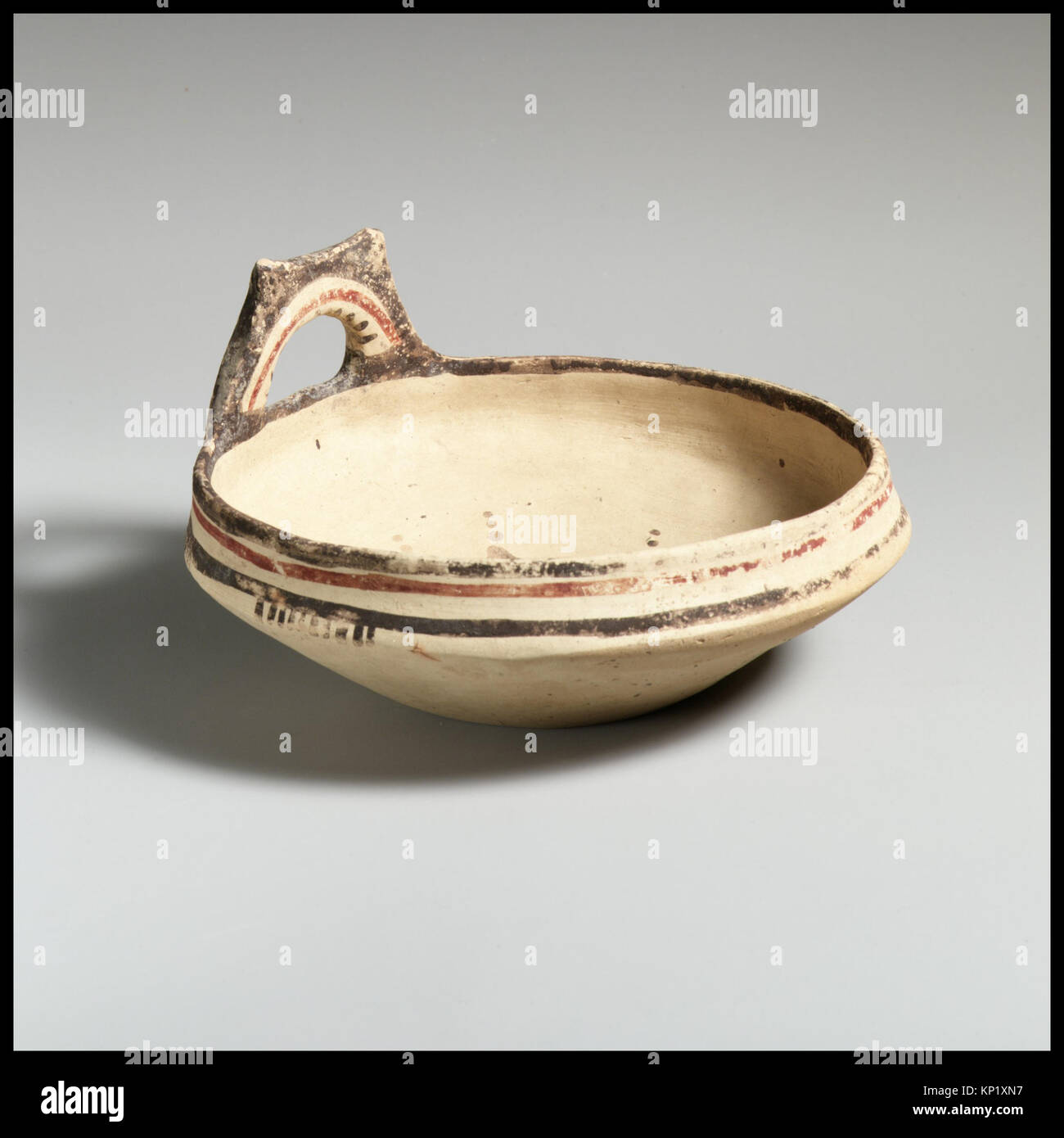 Bowl MET DP1433 255217 Italic-Native, South Italian (Daunian), Bowl, ca. 550?450 B.C., Terracotta, H. 8.51 cm. Diameter 15.49 cm.. The Metropolitan Museum of Art, New York. Rogers Fund, 1966 (66.11.7) Stock Photo