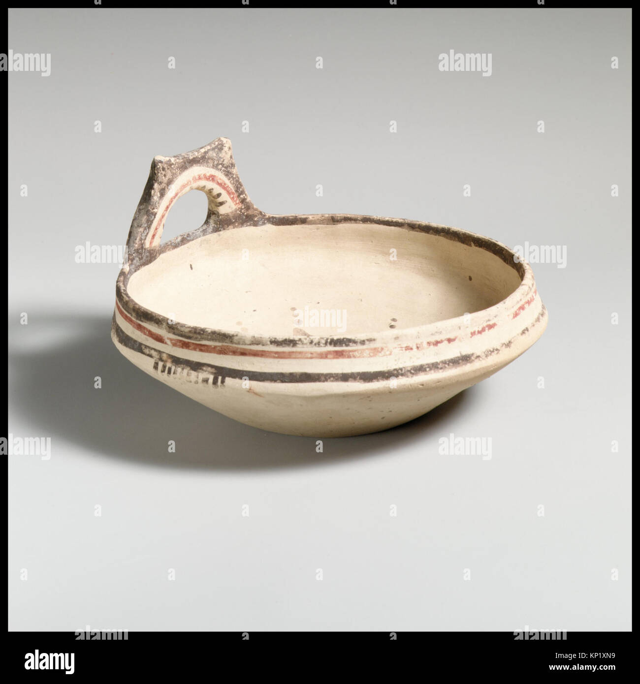Bowl MET DP1433 66.11.7 255217 Italic-Native, South Italian (Daunian), Bowl, ca. 550?450 B.C., Terracotta, H. 8.51 cm. Diameter 15.49 cm.. The Metropolitan Museum of Art, New York. Rogers Fund, 1966 (66.11.7) Stock Photo