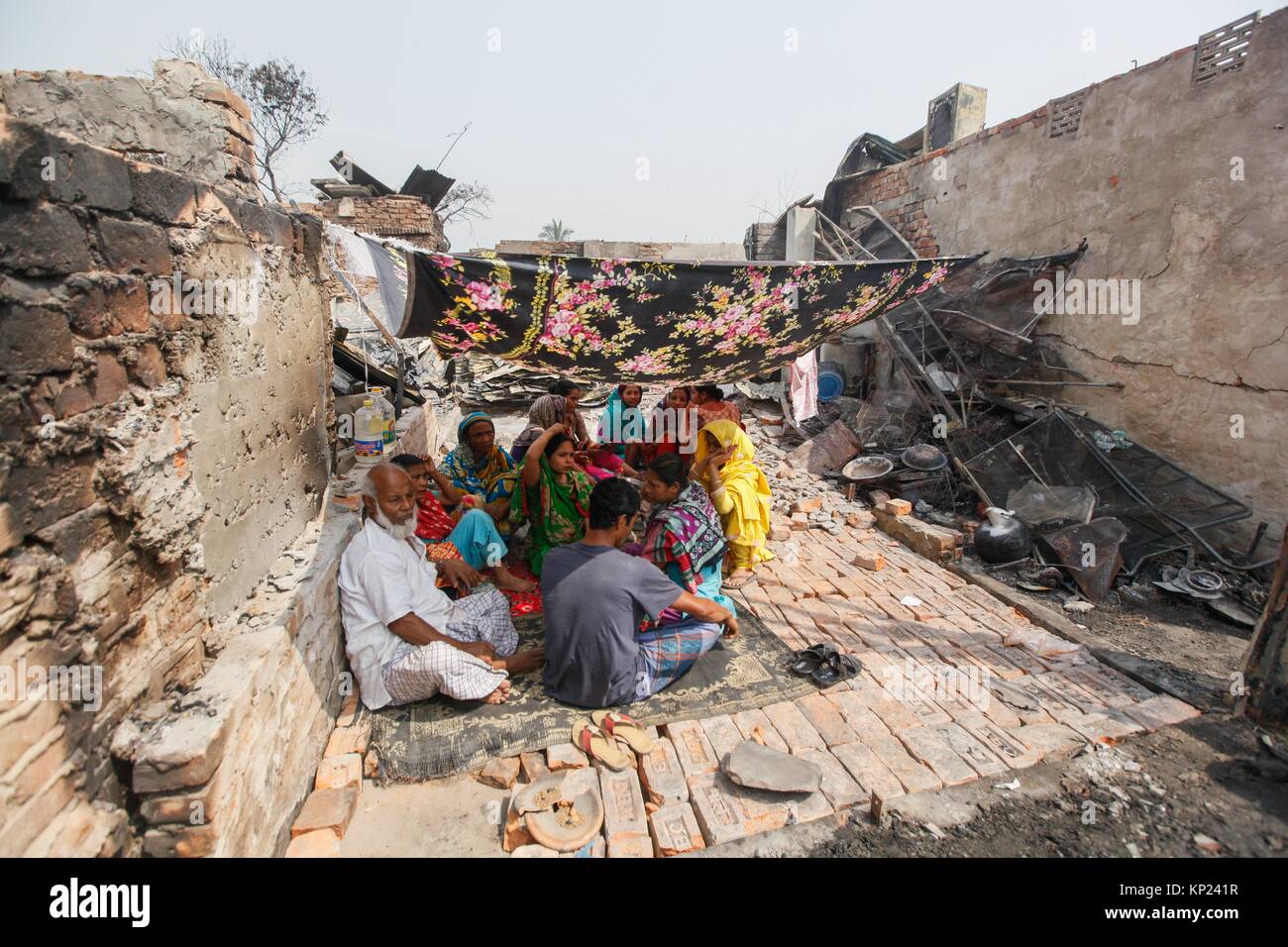 Bangladeshi slum People living under the open sky after a fire in Korail Slum in Dhaka on March 17, 2017. Bangladeshi fire service officials reported Stock Photo
