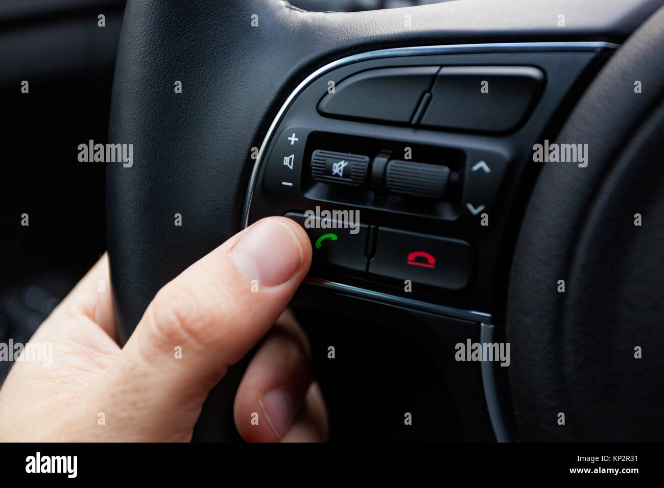 Buttons on the steering wheel to accept or reject calls from the phone
