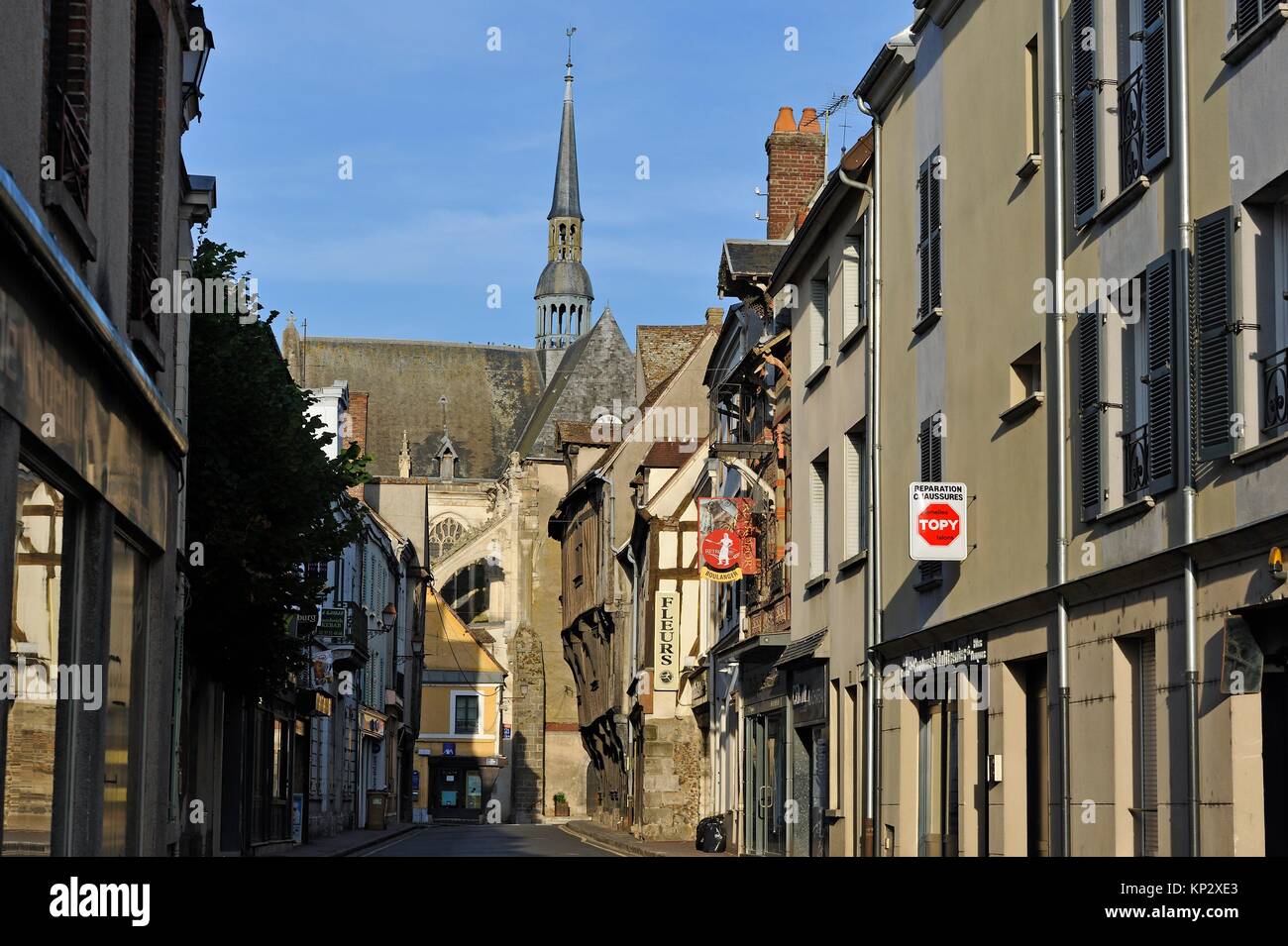 rue principale de NogentleRoi avec l'eglise SaintSulpice en arriere