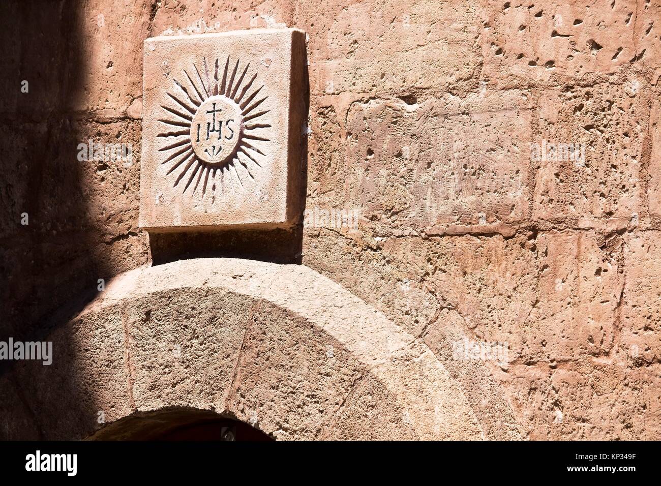 Detalle de una fachada con el símbolo IHS de Jesús. Murcia. España. Europa. Stock Photo