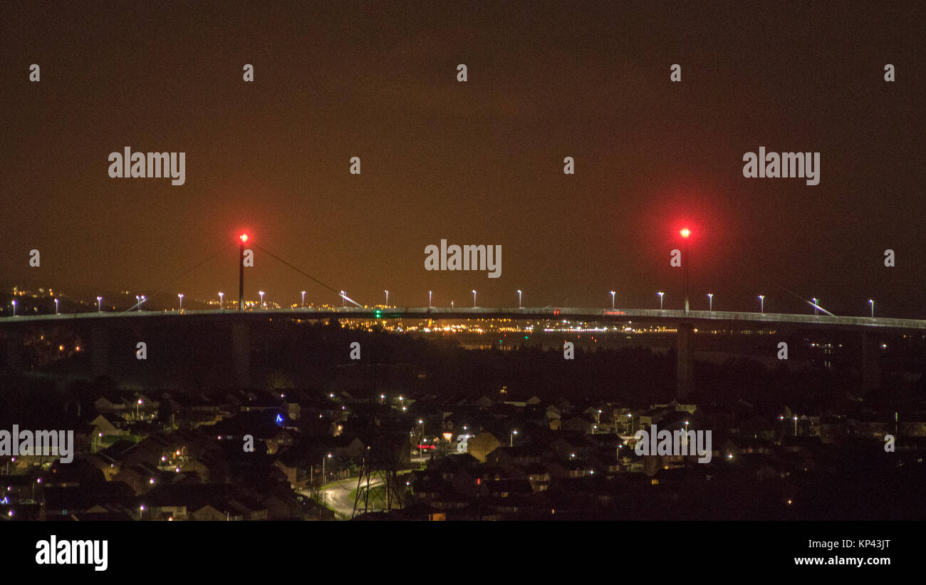 Erskine Bridge, Old Kilpatrick, Scotland, UK. 14th Dec, 2017. Amateur astronomers and photographers across the UK have braved near-freezing conditions, and the threat of snow, to try to catch glimpses of the Geminids meteor shower. For many observers, however, widespread cloud cover and light pollution in urban areas such as Glasgow spoiled the opportunity. Others stayed indoors to watch the many live streams that have been broadcasting from around the world. Credit: Iain McGuinness/Alamy Live News Stock Photo