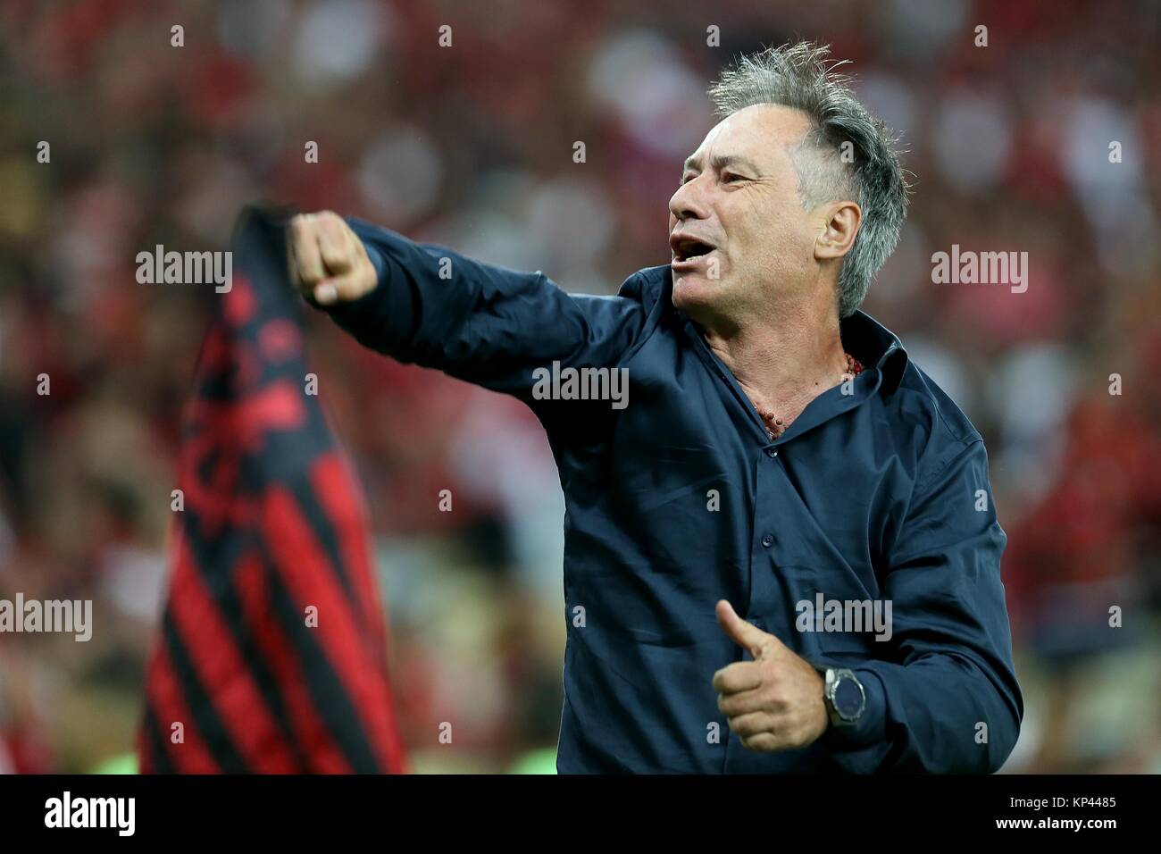 Rio De Janeiro, Brazil. 13th Dec, 2017. Ariel Enrique Holan, the head coach of Argentina's Independiente, celebrates after the 2nd phase of final at the 2017 Copa Sul-Amerinaca between Brazil's Flamengo and Argentina's Independiente at the Maracana Stadium, in Rio de Janeiro, RJ, Brazil, on Dec. 13, 2017. The match ended with 1-1 draw and Argentina's Independiente took the champion with 3-2 in total. Credit: Li Ming/Xinhua/Alamy Live News Stock Photo