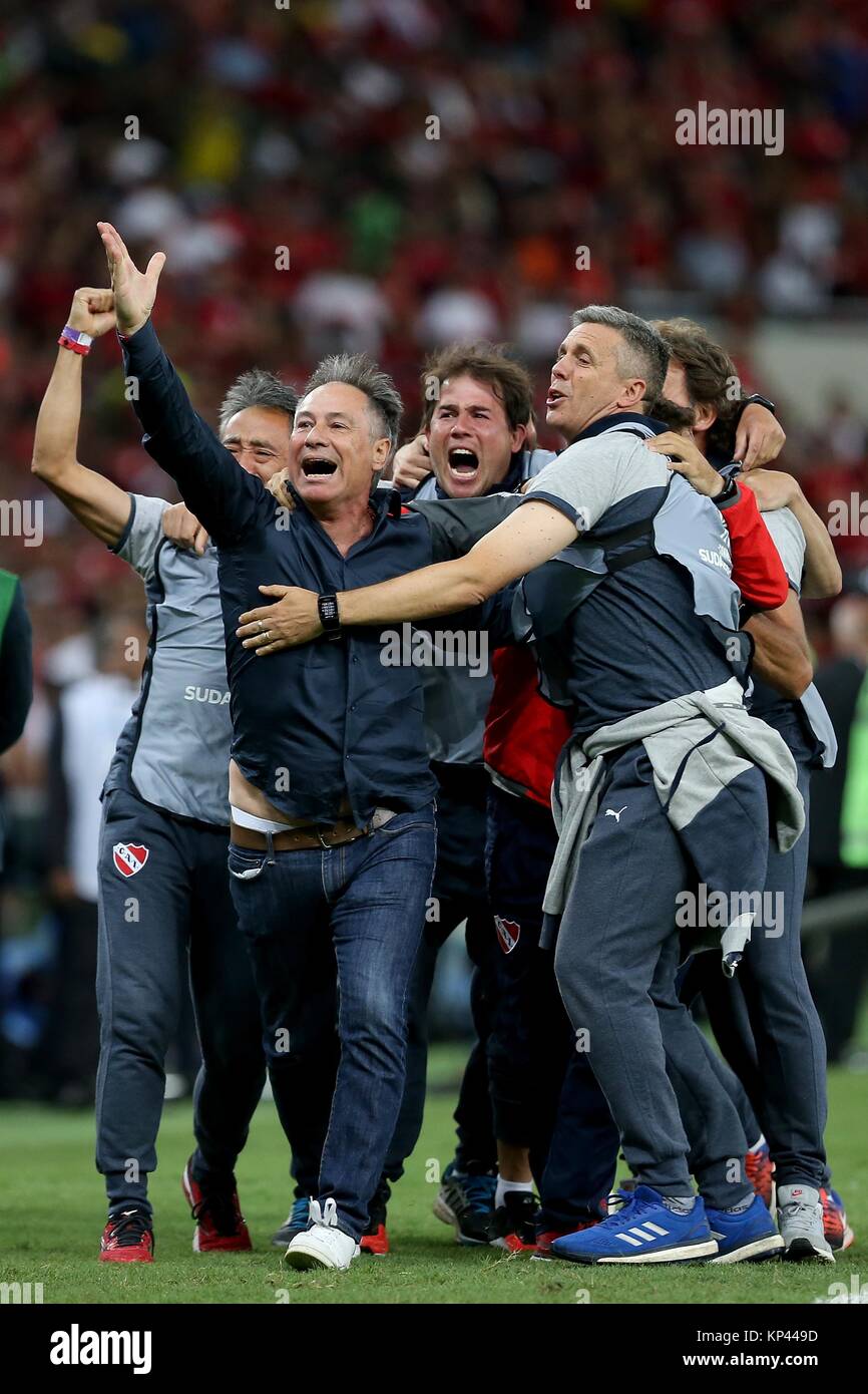 Rio De Janeiro, Brazil. 13th Dec, 2017. Ariel Enrique Holan (2nd L), the head coach of Argentina's Independiente, celebrates after the 2nd phase of final at the 2017 Copa Sul-Amerinaca between Brazil's Flamengo and Argentina's Independiente at the Maracana Stadium, in Rio de Janeiro, RJ, Brazil, on Dec. 13, 2017. The match ended with 1-1 draw and Argentina's Independiente took the champion with 3-2 in total. Credit: Li Ming/Xinhua/Alamy Live News Stock Photo