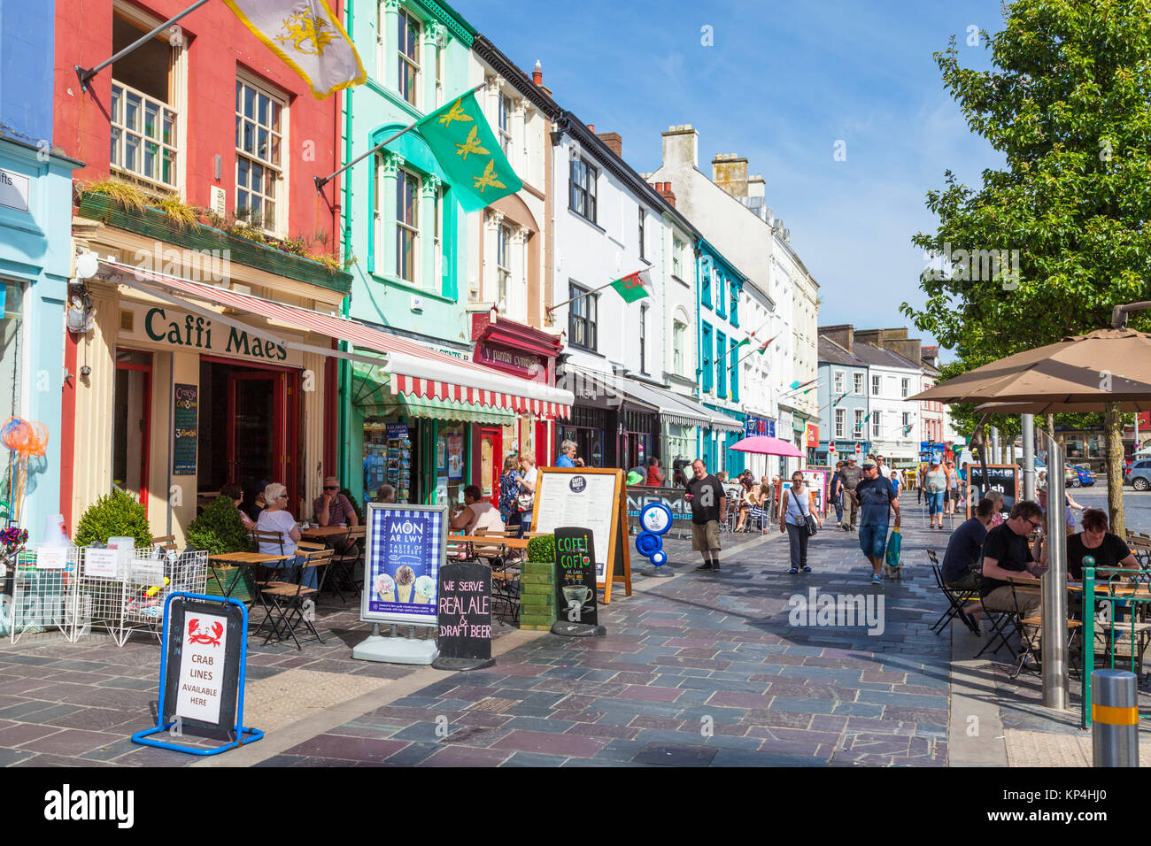 north wales caernarvon north wales caernarfon north wales caenarfon town centre with shops and outdoor cafes Caernarfon Gwynedd north wales uk gb Stock Photo