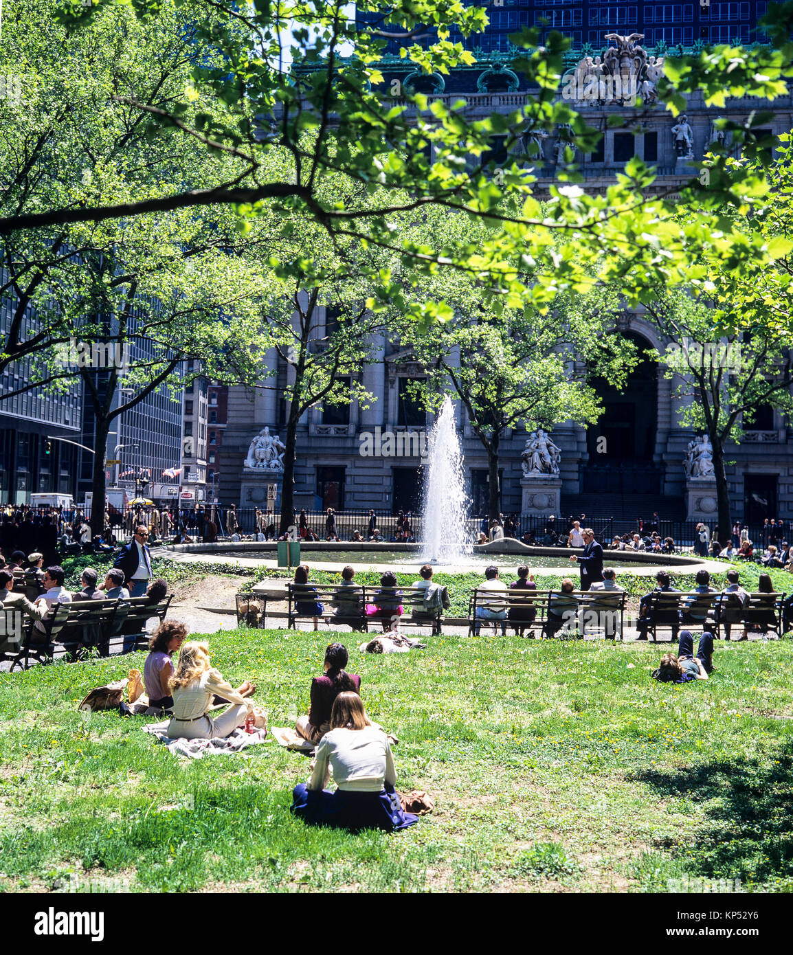 May 1982,New York, people relaxing at Bowling Green park,water jet fountain,financial district,lower Manhattan,New york City,NY,NYC,USA, Stock Photo