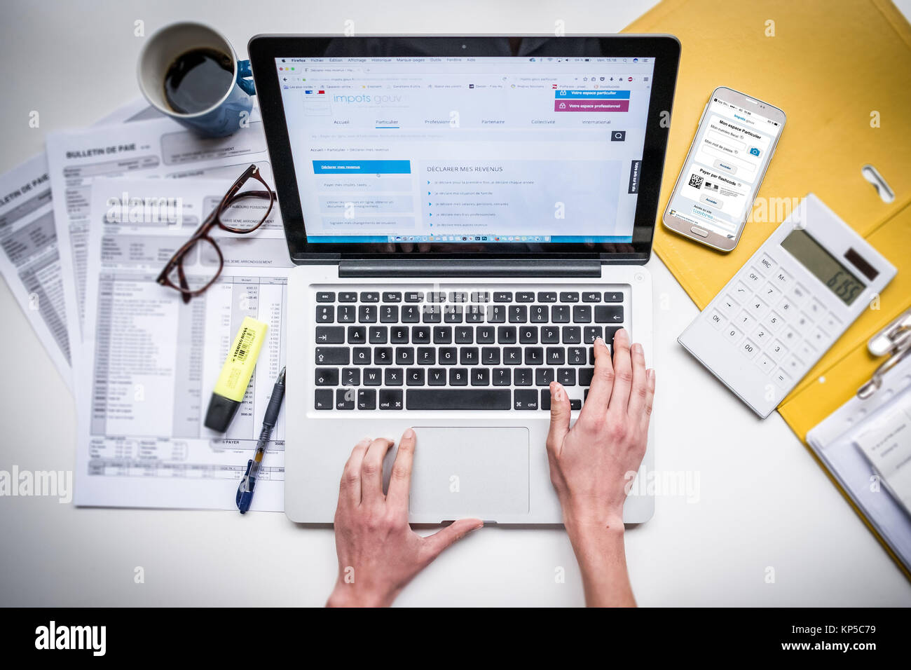 Woman doing administrative paperwork on the internet Stock Photo - Alamy