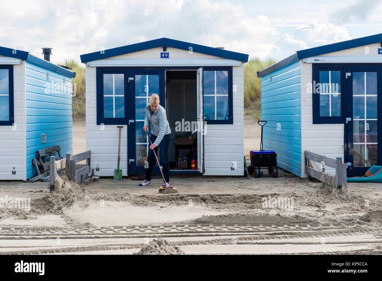 Yard sweeping hires stock photography and images Alamy