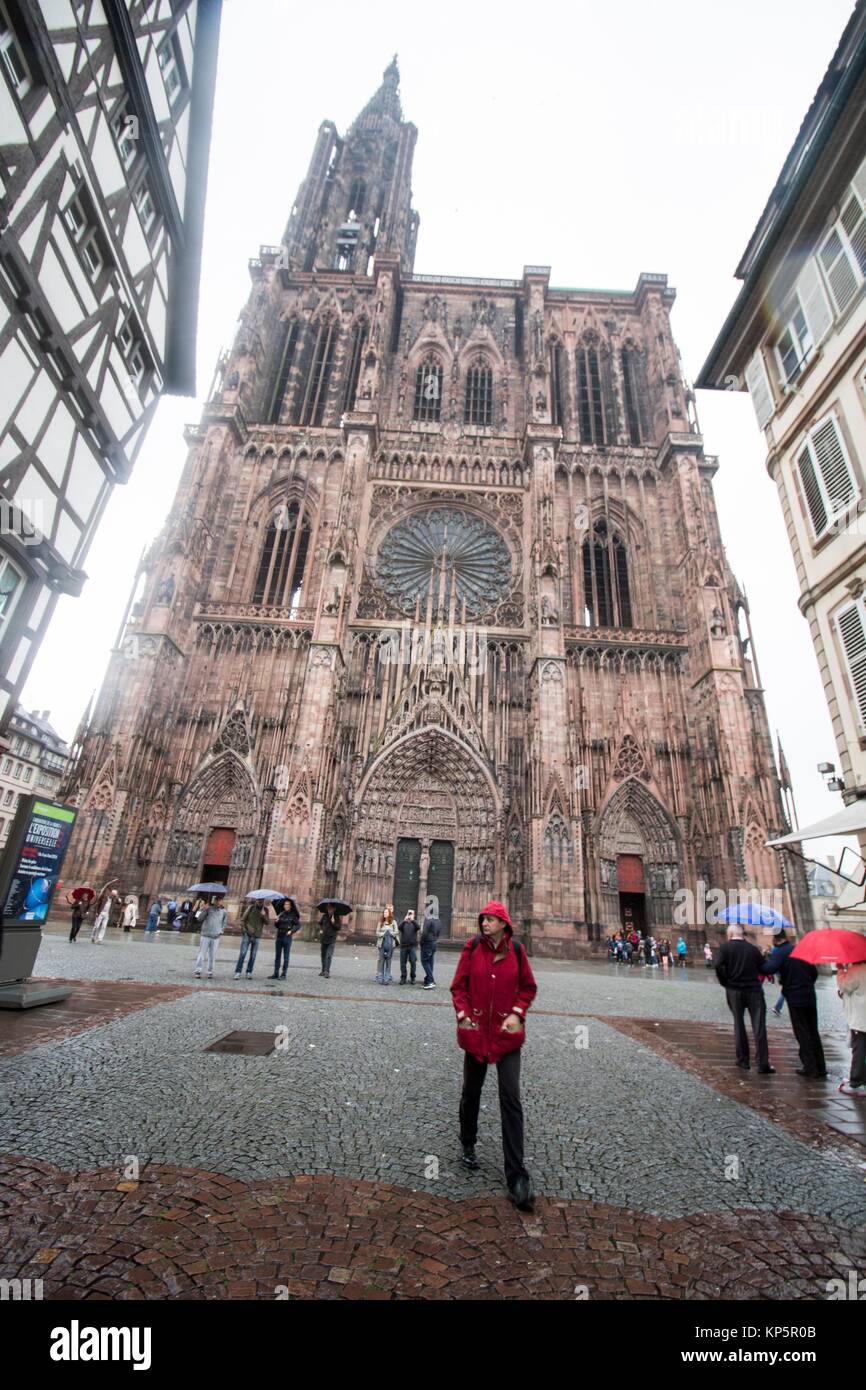 STRASBOURG, FRANCE - SEP 21, 2014: White Mercedes-Benz E Class taxi parked  on a rainy day in center of Strasbourg, place Kleber next to cafe Stock  Photo - Alamy