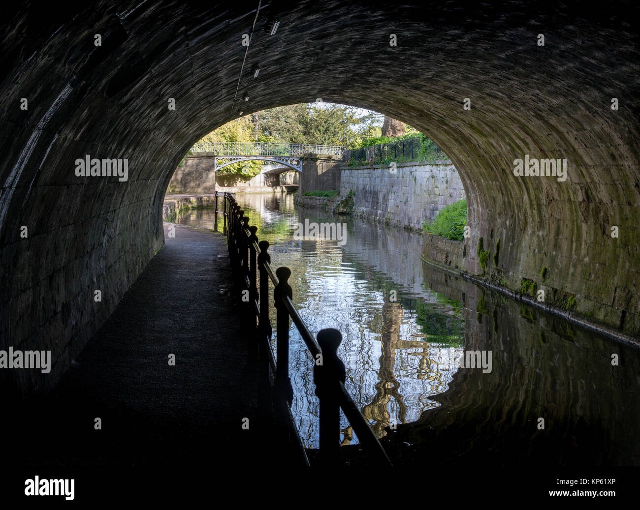 Towpath on the Kennet and Avon Canal passing through the centre of the Georgian city of Bath under stylish Bath stone built bridges - Somerset UK Stock Photo