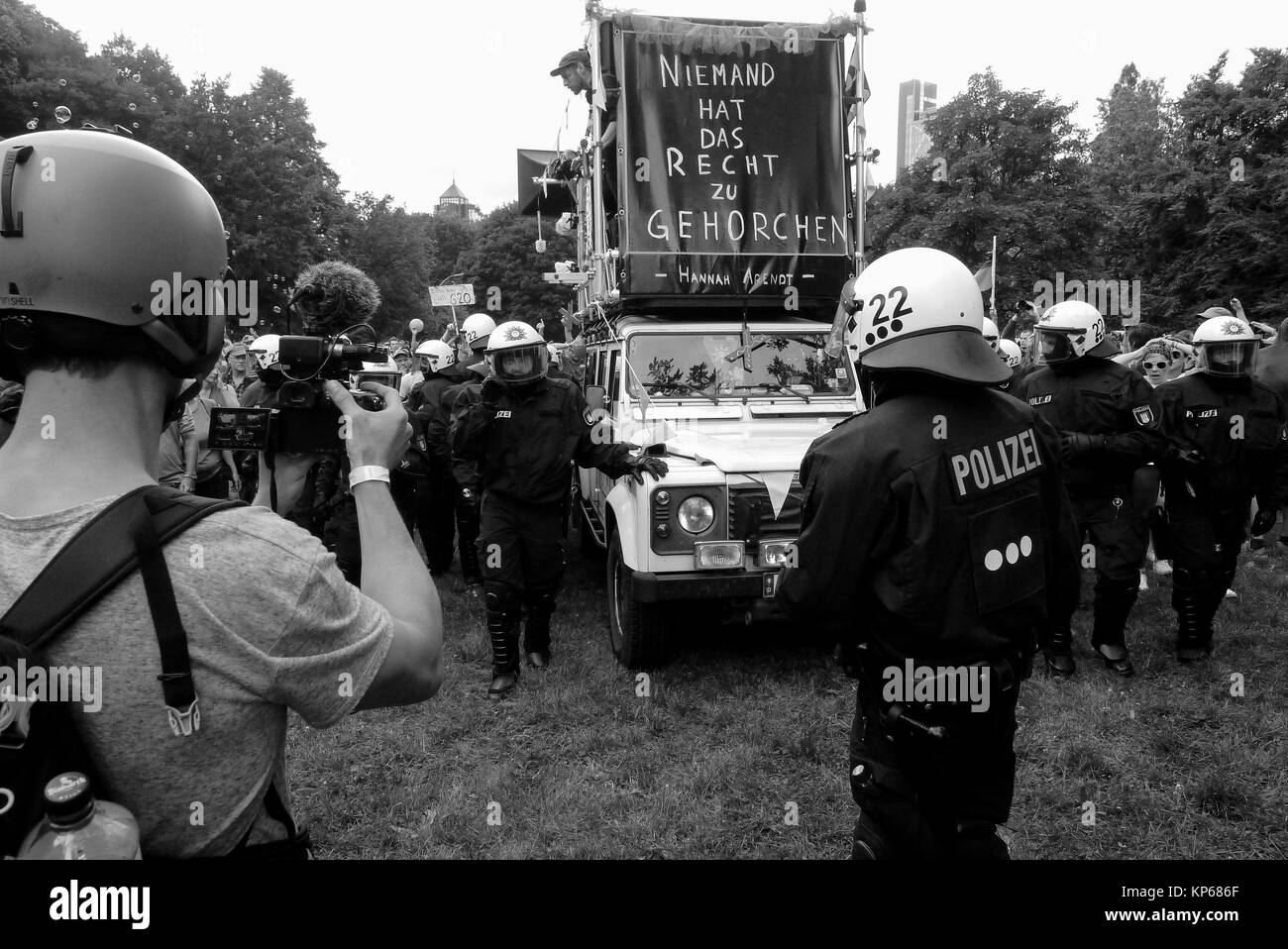 German riot police exfiltrate an anti-G20 protesters vehicle, Hamburg, Germany Stock Photo