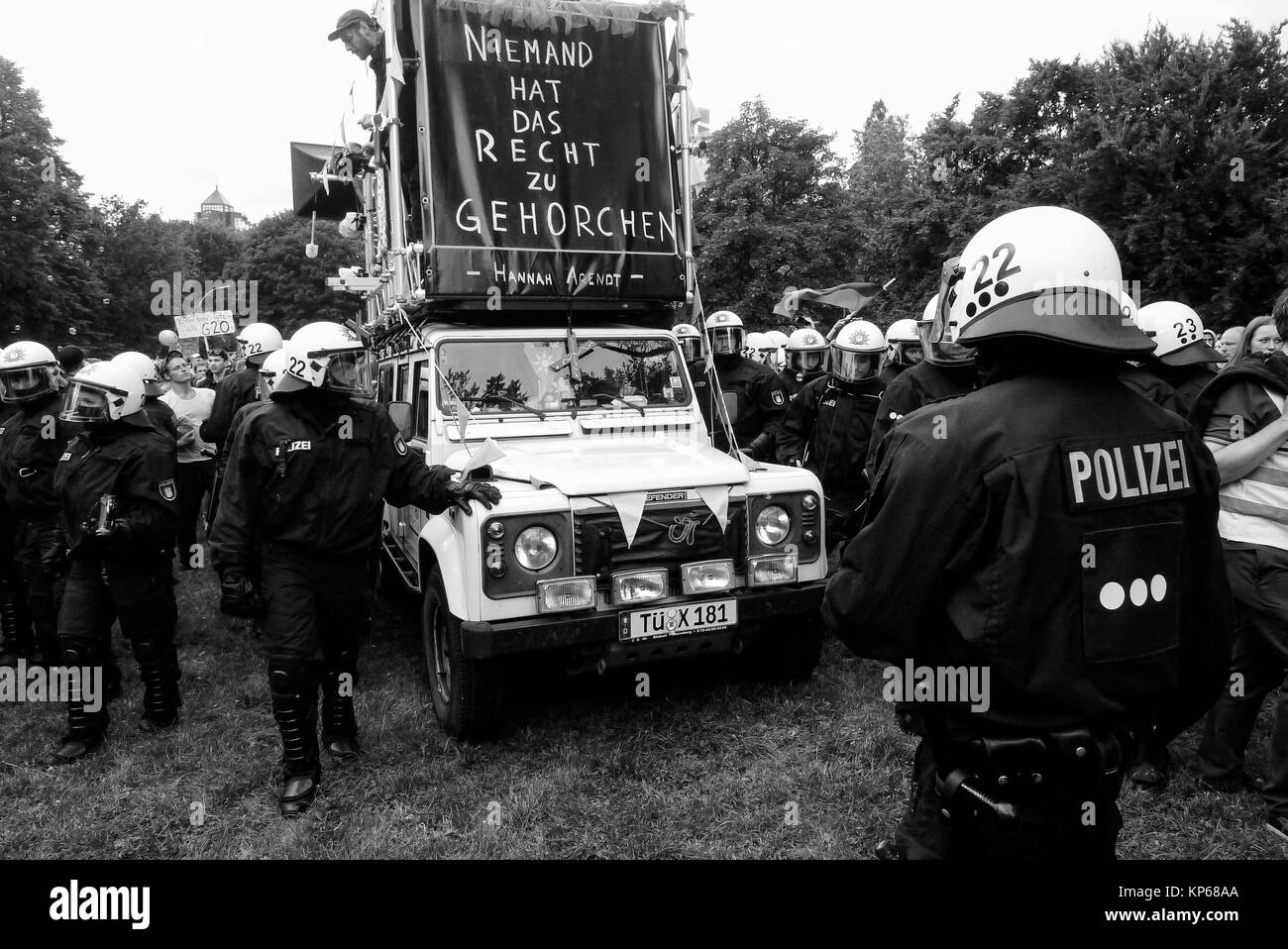 German riot police exfiltrate an anti-G20 protesters vehicle, Hamburg, Germany Stock Photo