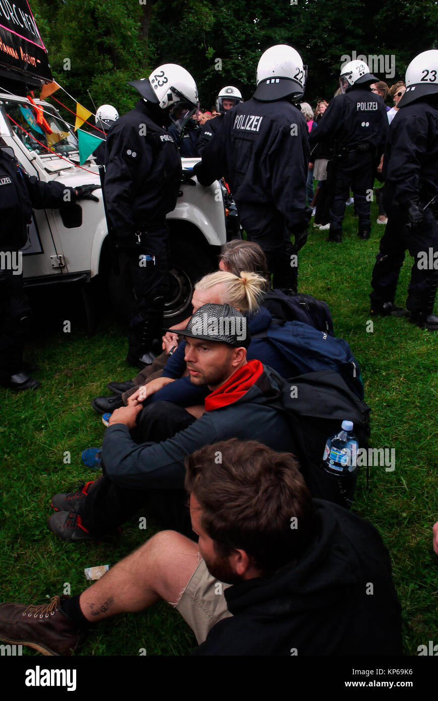 German riot police exfiltrate an anti-G20 protesters vehicle, Hamburg ...