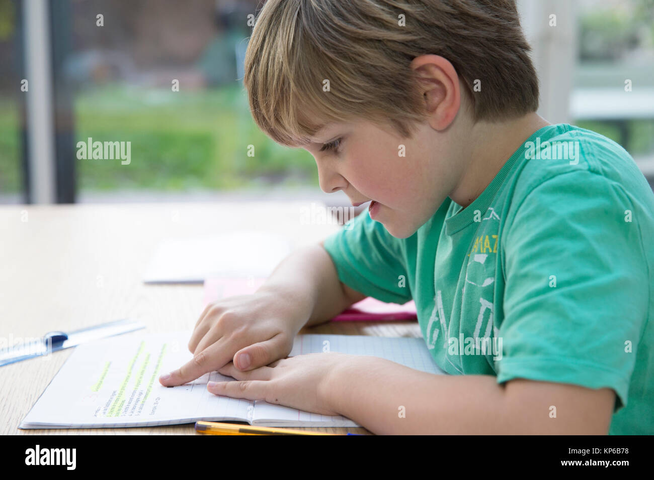 Boy side profile hi-res stock photography and images - Alamy