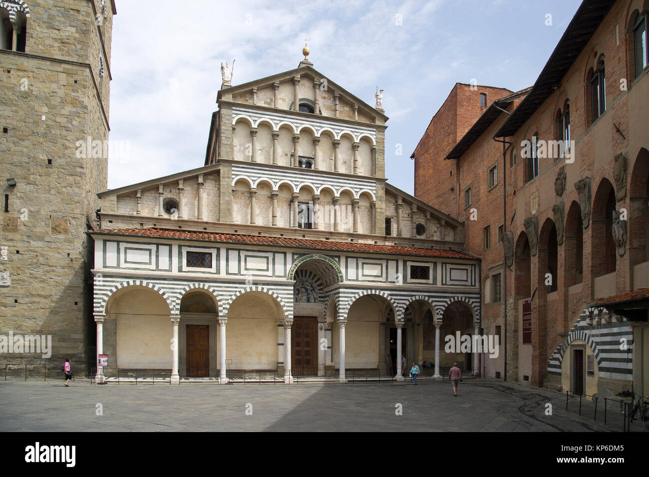 Romanesque Cattedrale di San Zeno (Cathedral of Saint Zeno) on Piazza