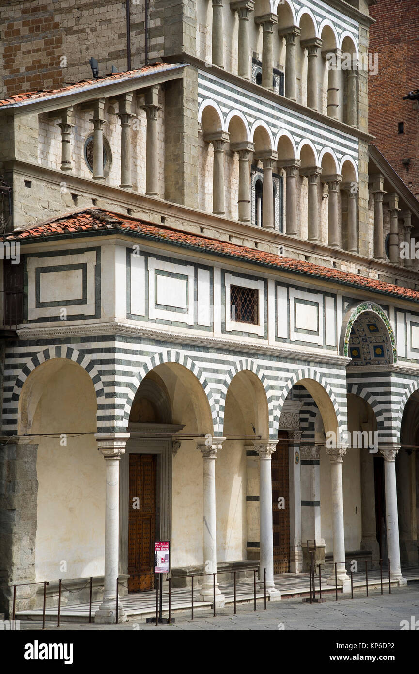 Romanesque Cattedrale di San Zeno (Cathedral of Saint Zeno) on Piazza