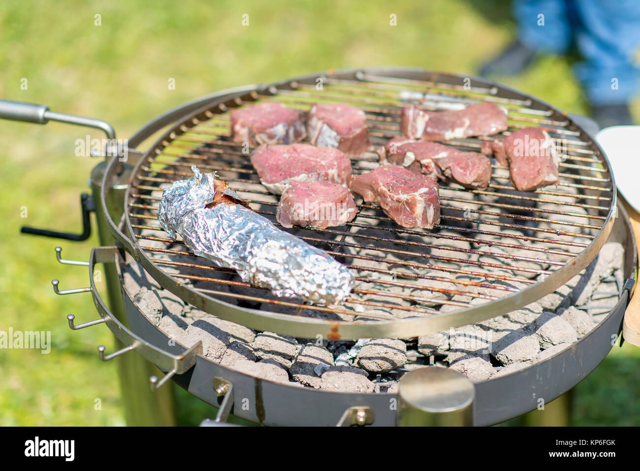 Rindersteak am Grill beef steak on barbecue Stock Photo Alamy