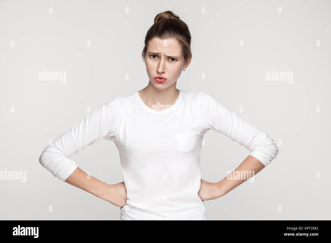 Девушка руки в боки. Рука на боку. Руки в боки. Рука на боку. Мужчина руки в бока.