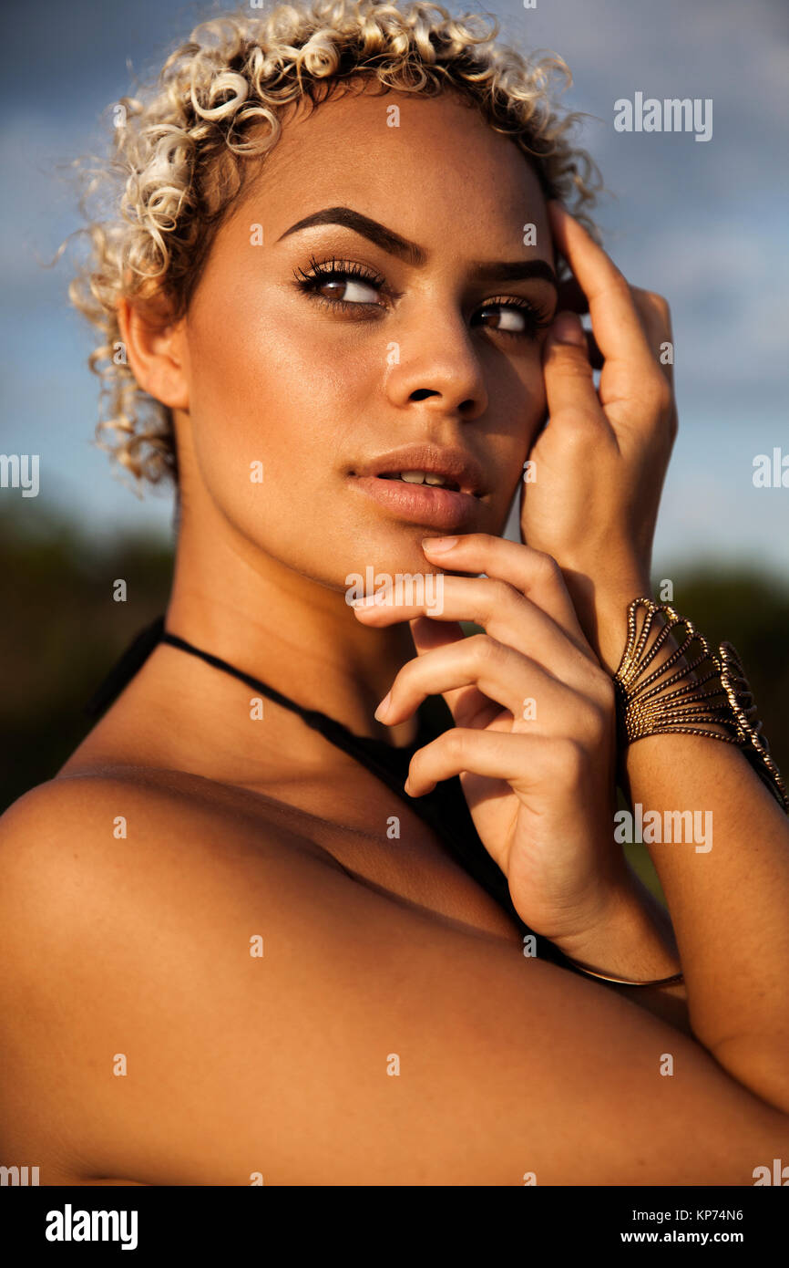 Taiko mave Genoptag studie Portrait of young Aboriginal Australian woman at beach location in New  South Wales Stock Photo - Alamy