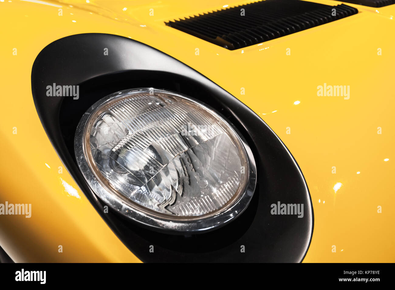Vintage car headlight hi-res stock photography and images - Alamy