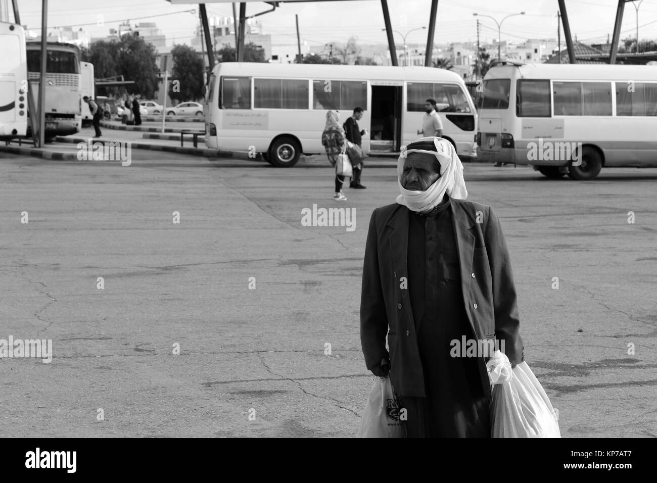 Arab dressed senior at the bus stop - 20/05/2017 - Jordan/Amman - Sguardi Aridi by Ali Raffaele Matar shot in May 2017 - Melancholic Wandering Man Stock Photo