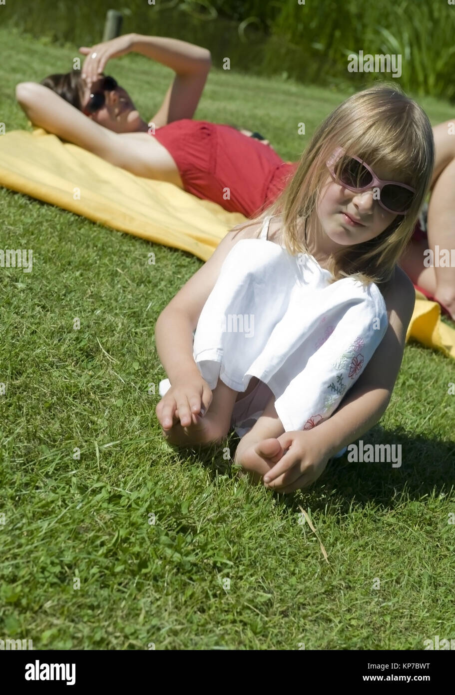 Model release, Mutter mit Kindern an einem sonnigen Tag in der Wiese - mother with children on a sunny day in meadow Stock Photo