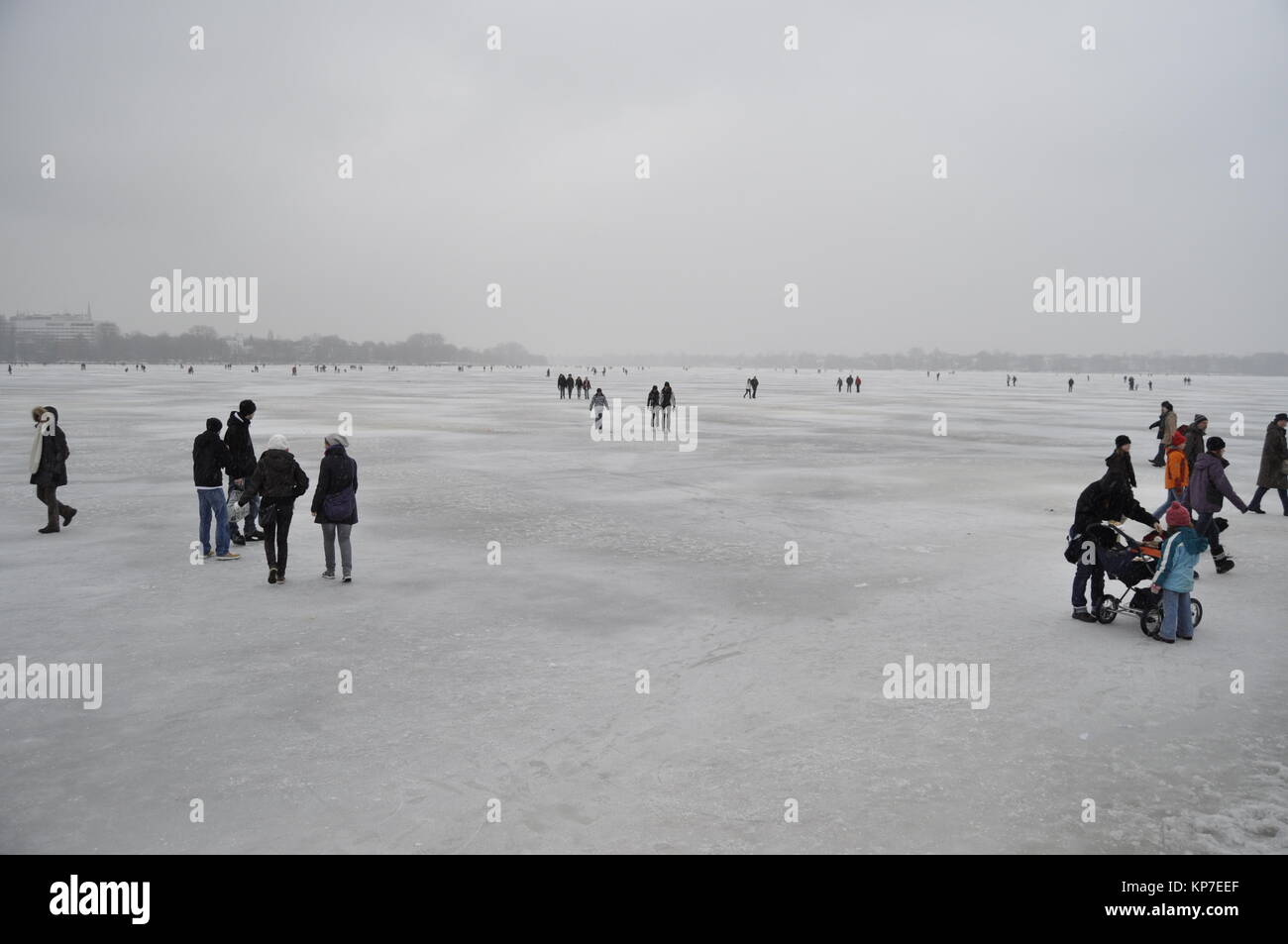 Zugefrorene Alster in Hamburg, Deutschland Stock Photo