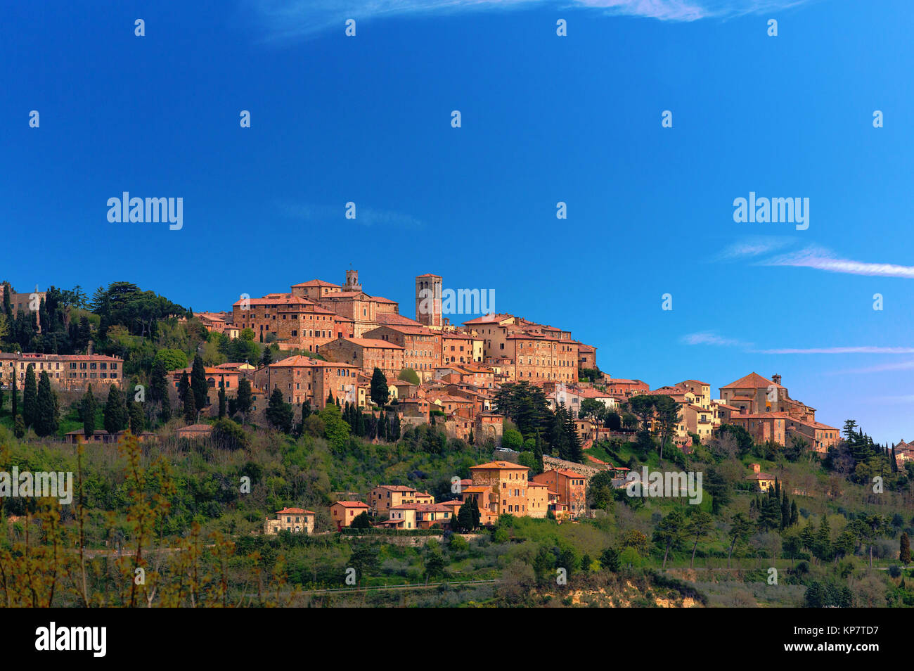 Die Stadt Montepulciano auf einem Hügel in der Toskana Stock Photo