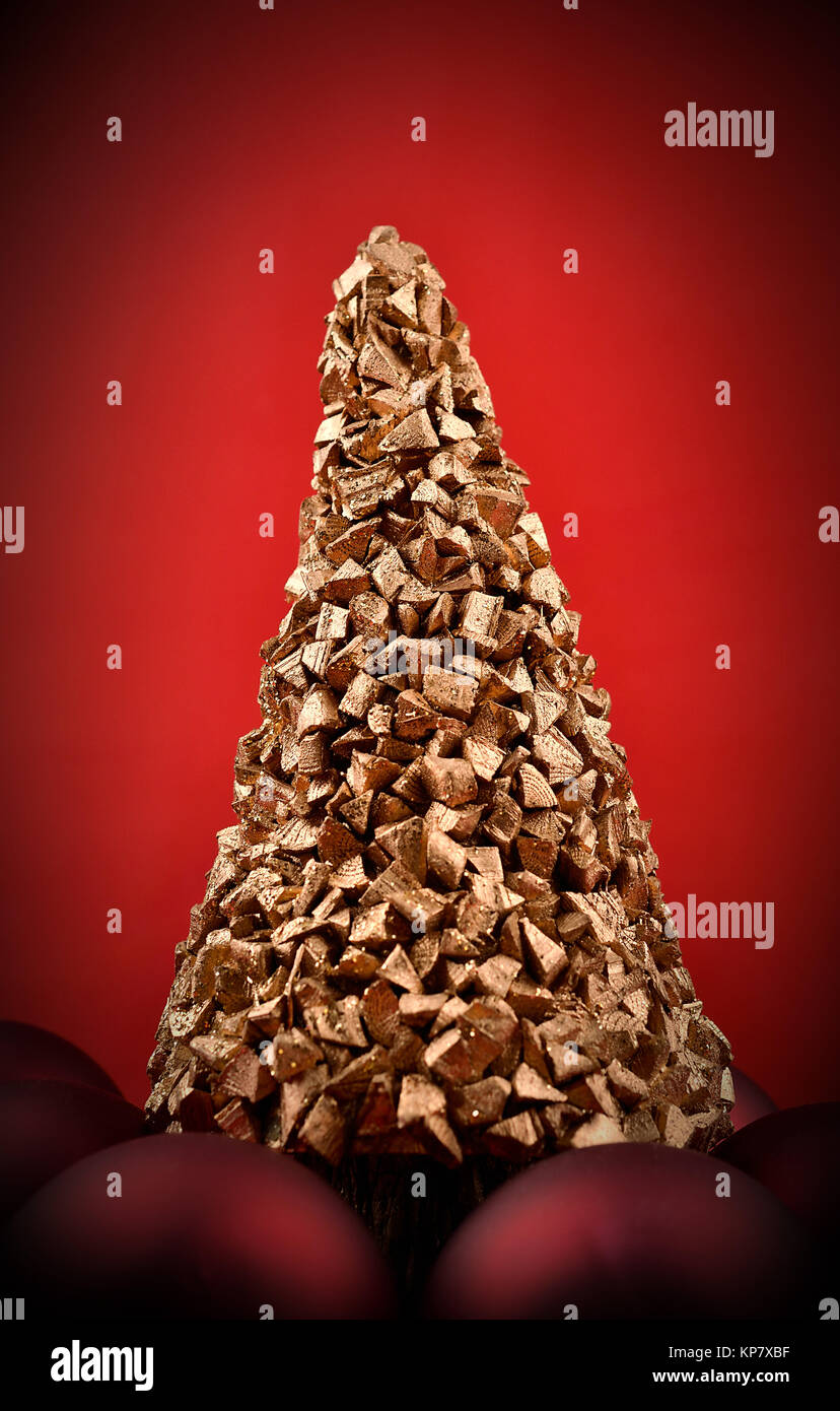 Abstract golden Christmas tree on a red background Stock Photo - Alamy