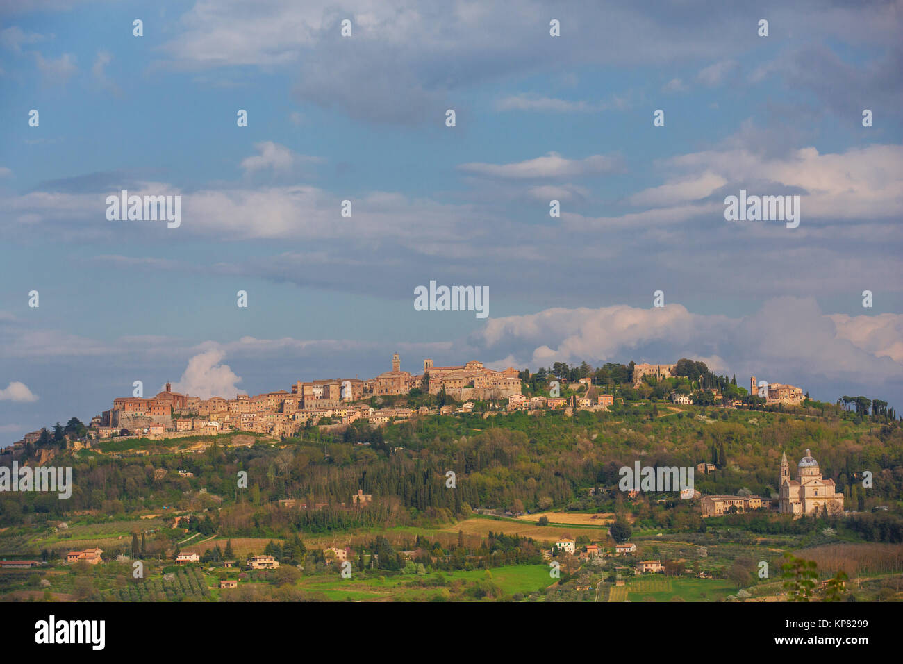 Die Stadt Montepulciano auf einem Hügel in der Toskana Stock Photo