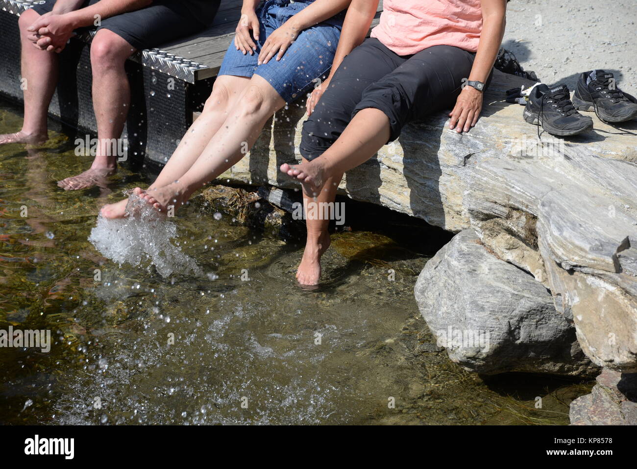 Fusse Beine Baumeln Wasser Spritzen Bewegen Bewegung Frau