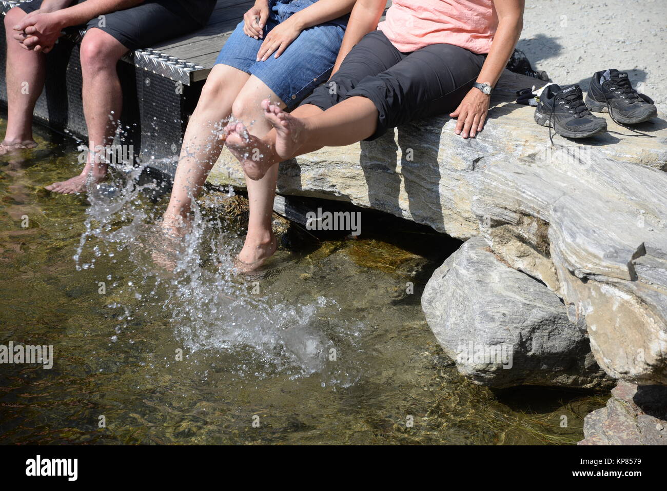 Fusse Beine Baumeln Wasser Spritzen Bewegen Bewegung Frau