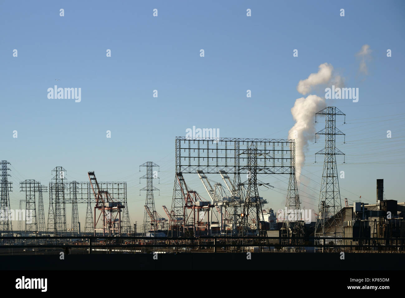 Der Industriehafen von Los Angeles mit Kränen, Strommasten und Industriegebäuden. Stock Photo