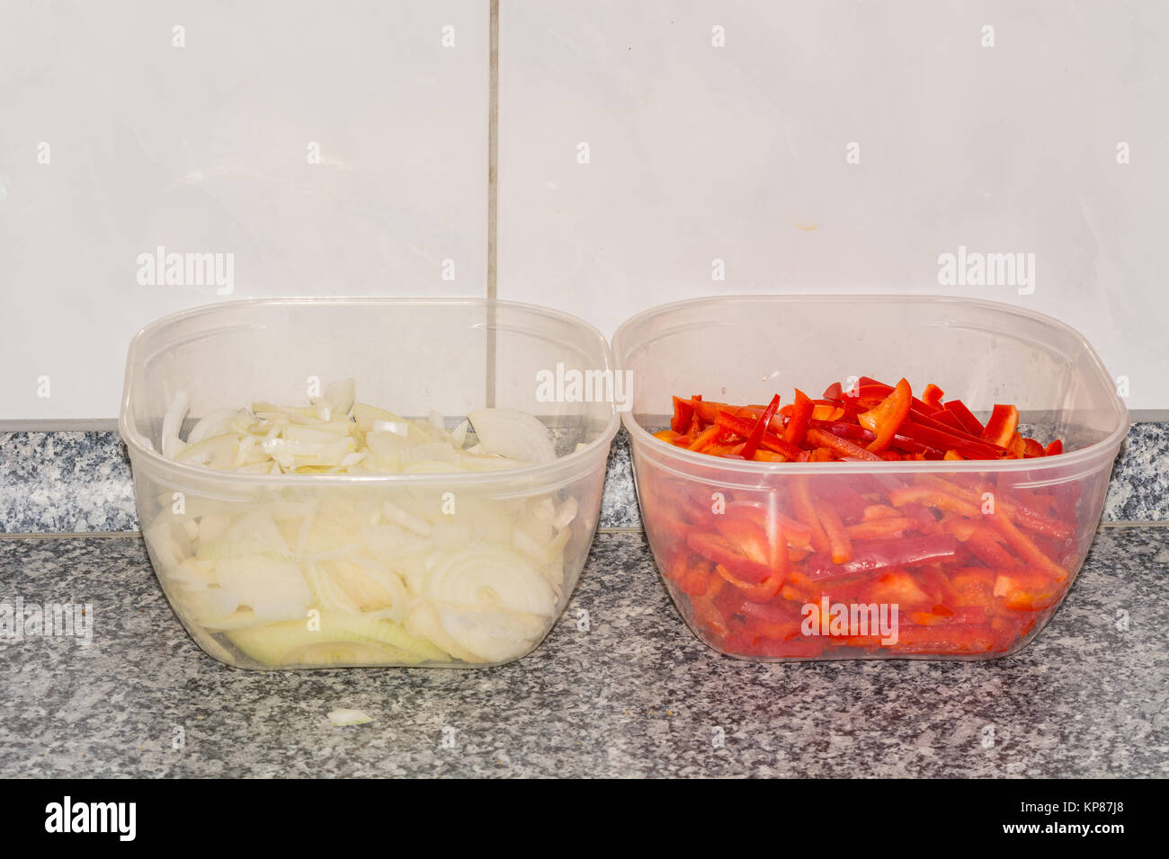 Frisches Gemüse rote Paprika und Zwiebeln in Scheiben geschnitten. Stock Photo