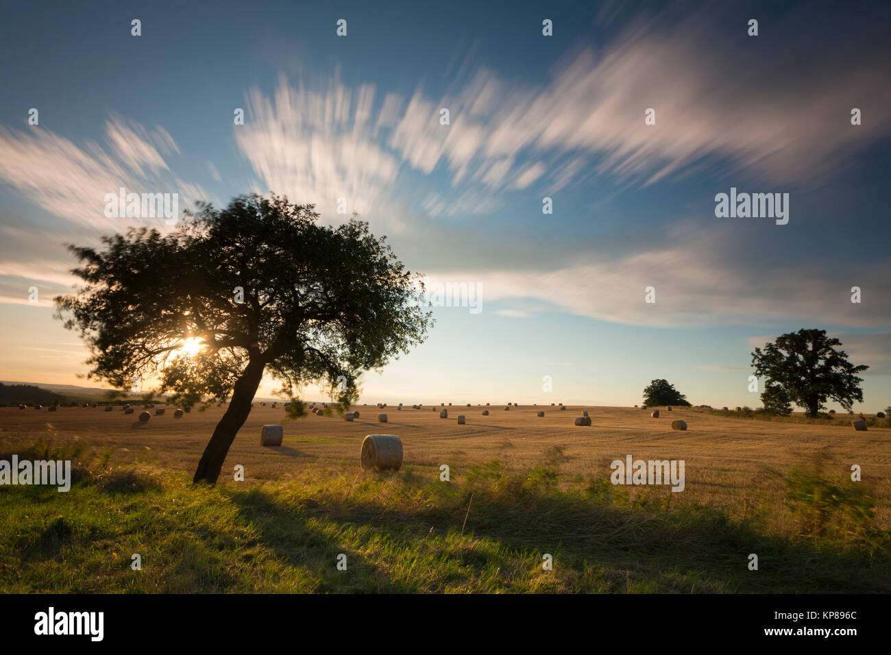 Felder im Licht mit Schatten und Wolken,Sonnenstrahlen,Wolken über Landschaft Stock Photo
