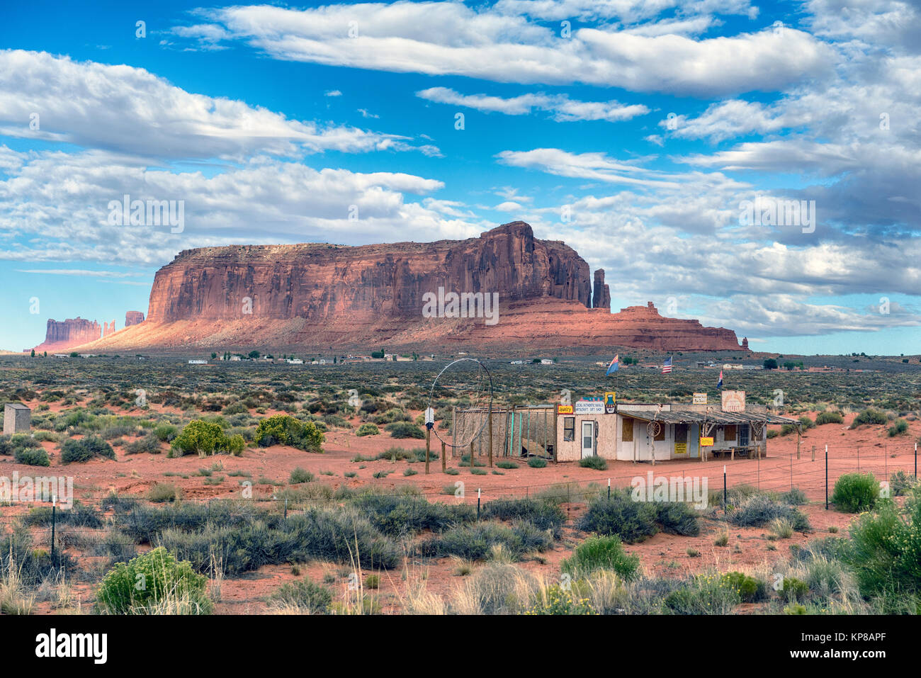 Abandoned tourist shop, note the large 'dream catcher' with Navajo settlement in the background. Arizona-Utah border, USA Stock Photo