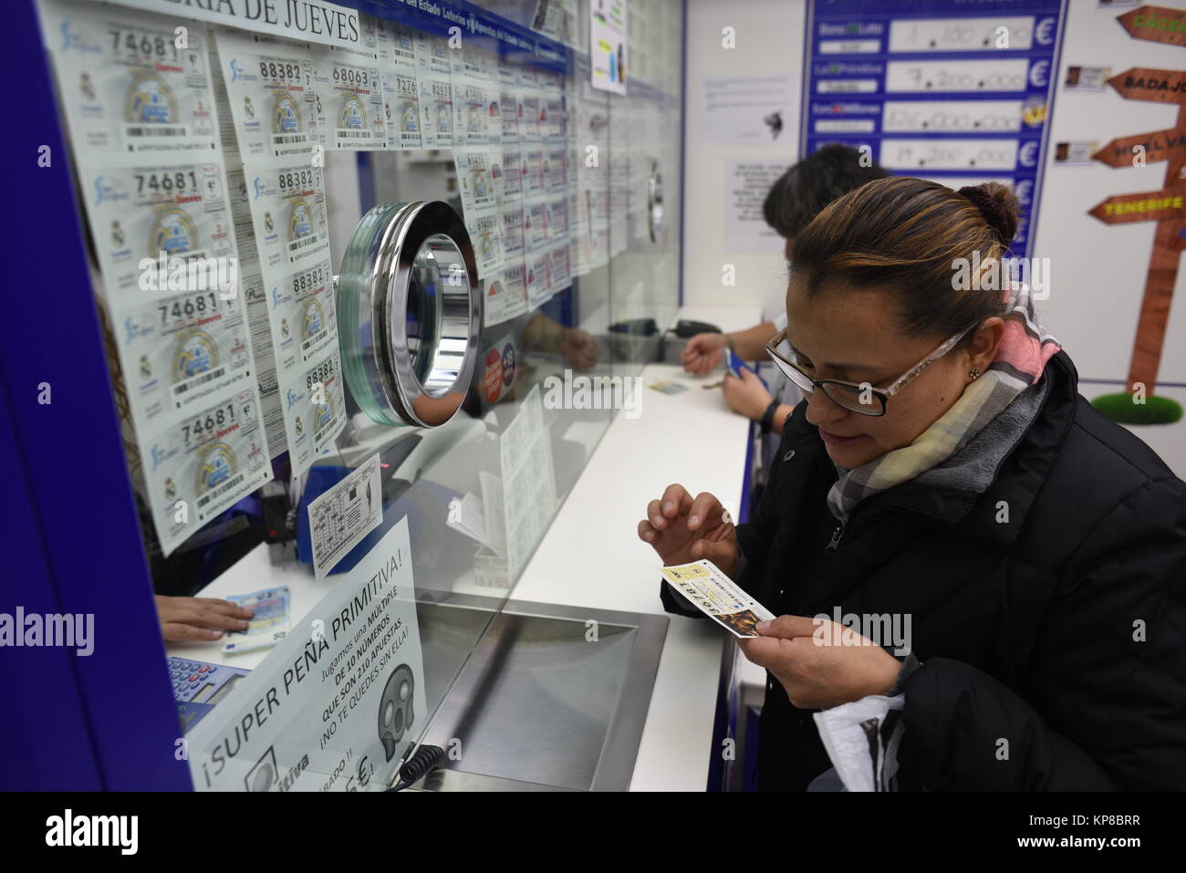 Madrid, Spain. 13th Dec, 2017. A woman buys a ticket of 'El Gordo' Christmas lottery in Madrid. Credit: Jorge Sanz/Pacific Press/Alamy Live News Stock Photo
