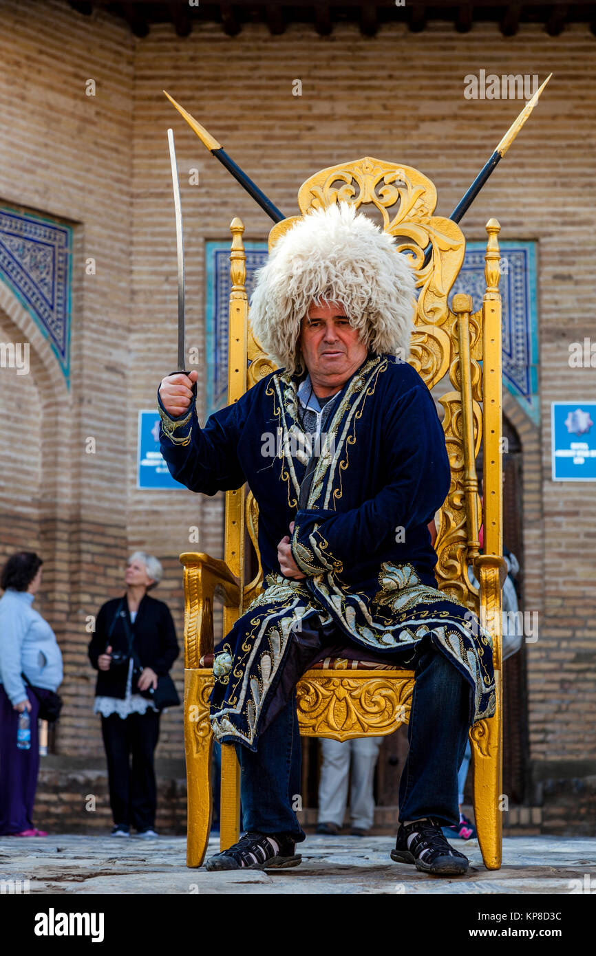 Uzbek traditional clothing hi-res stock photography and images - Alamy